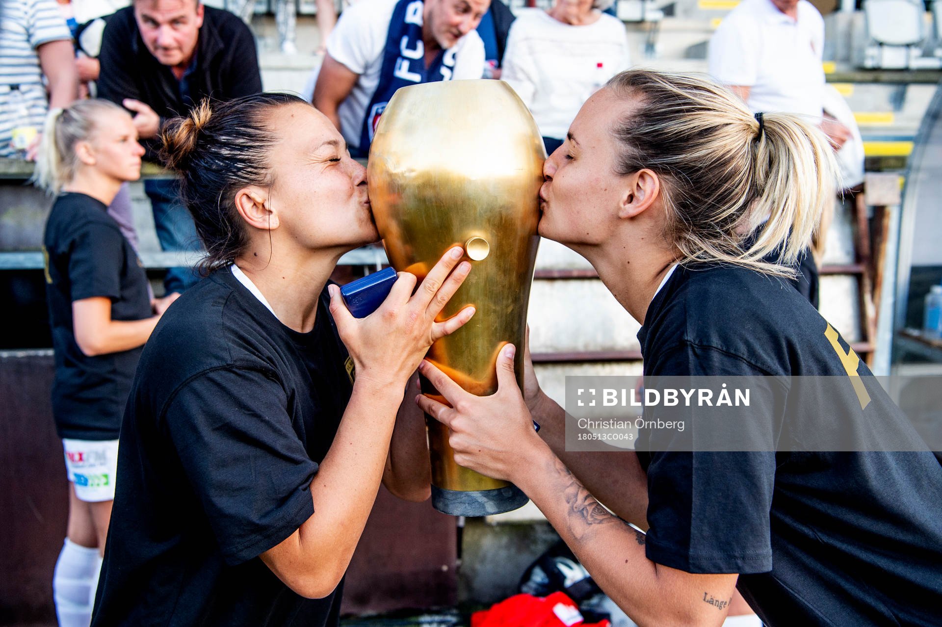 Rosengårds Alexandra Lowe Riley och Nathalie Björn kysser