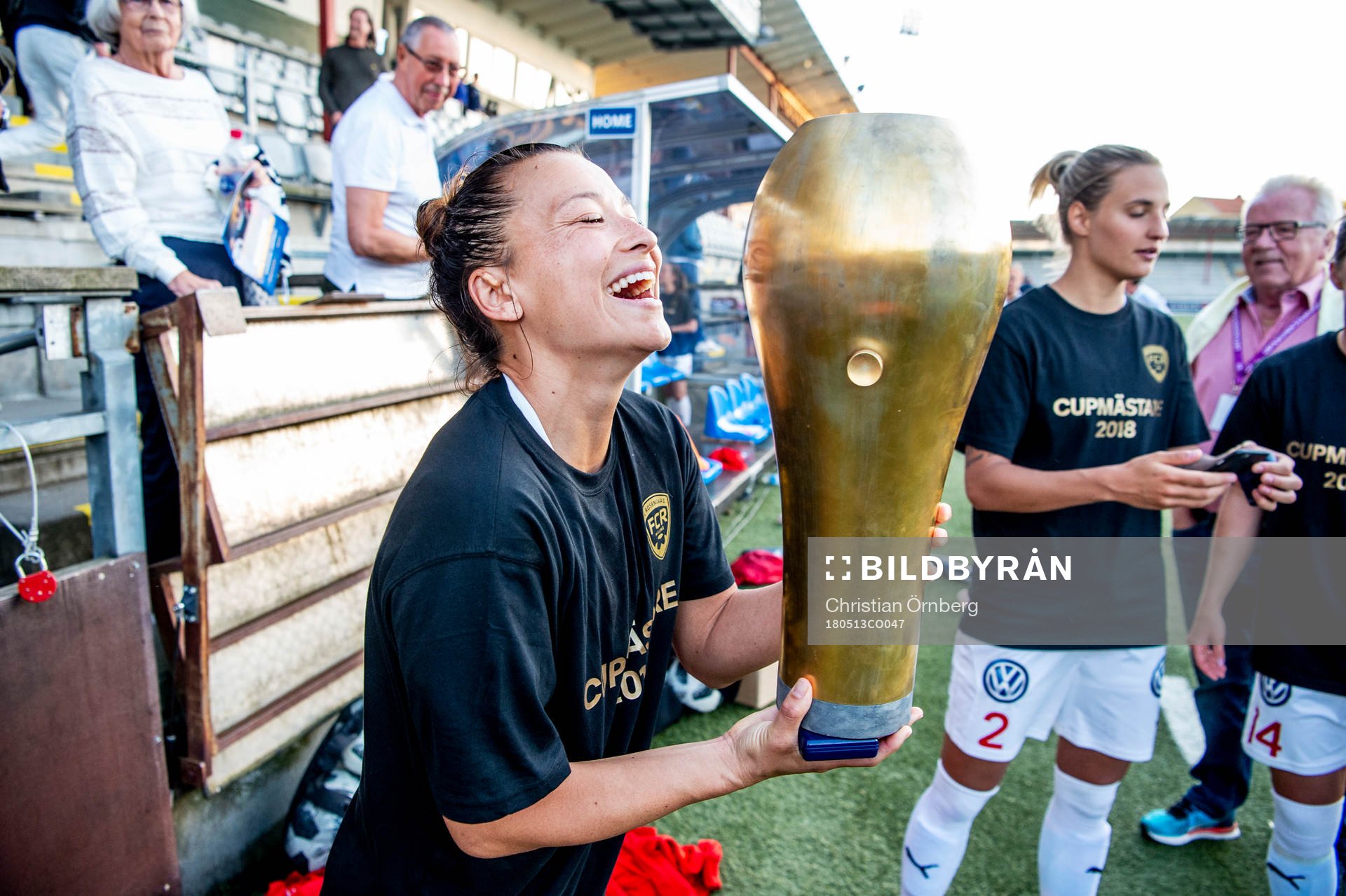 Rosengårds Alexandra Lowe Riley med pokalen