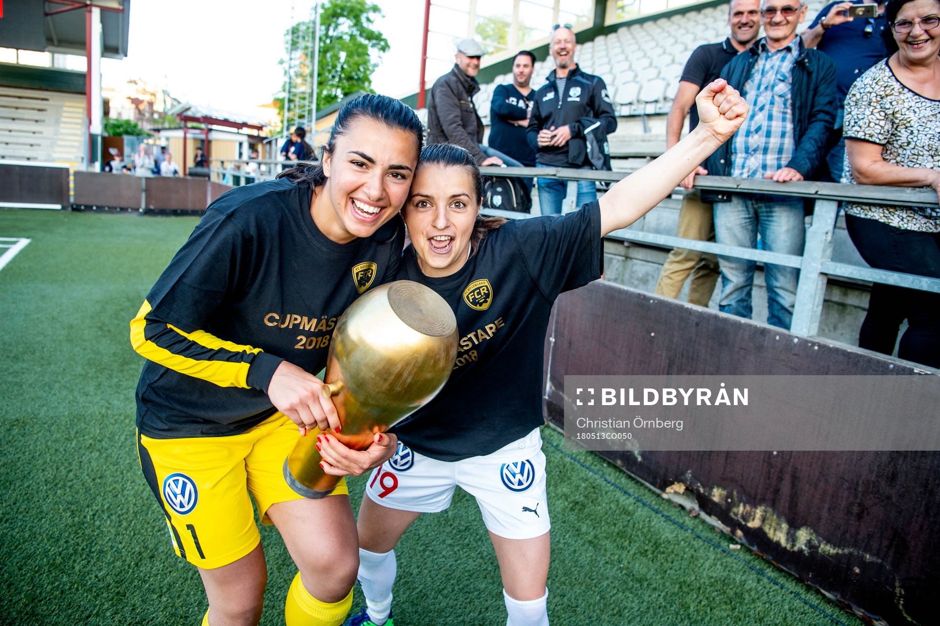 Rosengårds målvakt Zecira Musovic och Iva Landeka jublar