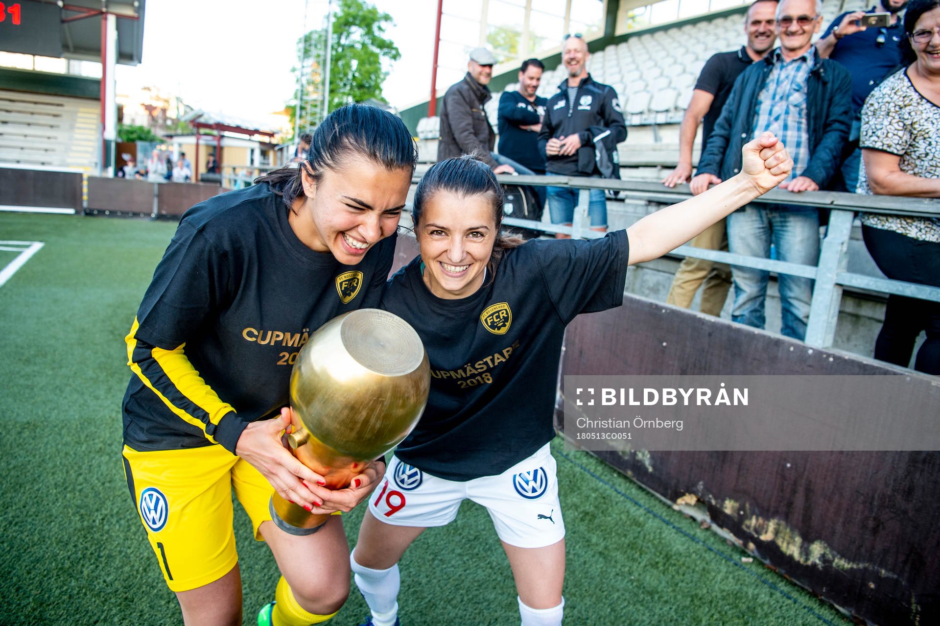 Rosengårds målvakt Zecira Musovic och Iva Landeka jublar