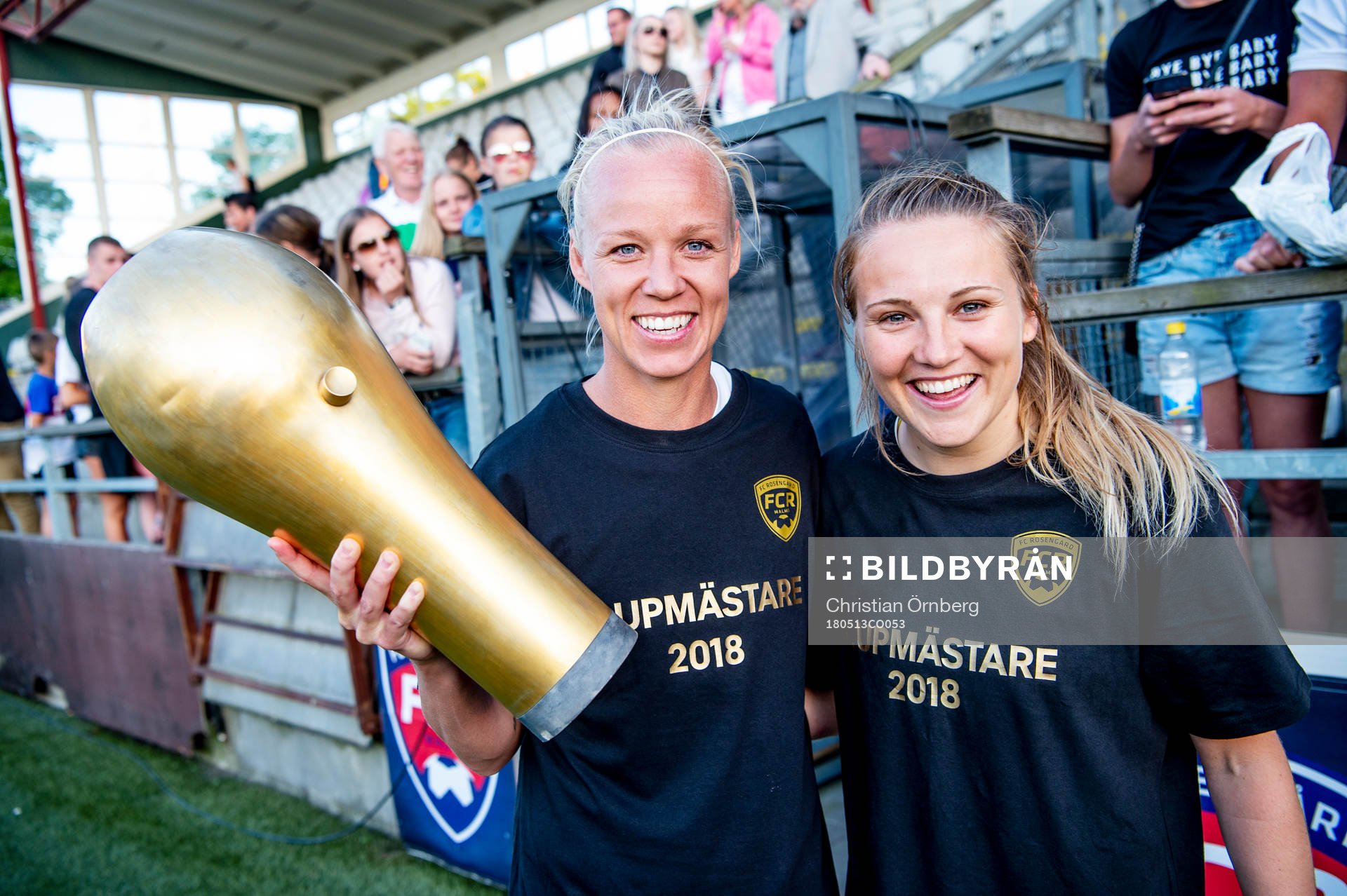 Rosengårds Caroline Seger och Fiona Brown med pokalen