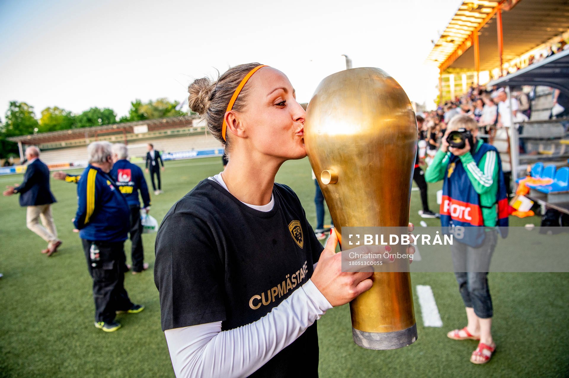Rosengårds Sanne Troelsgaard Nielsen kysser pokalen