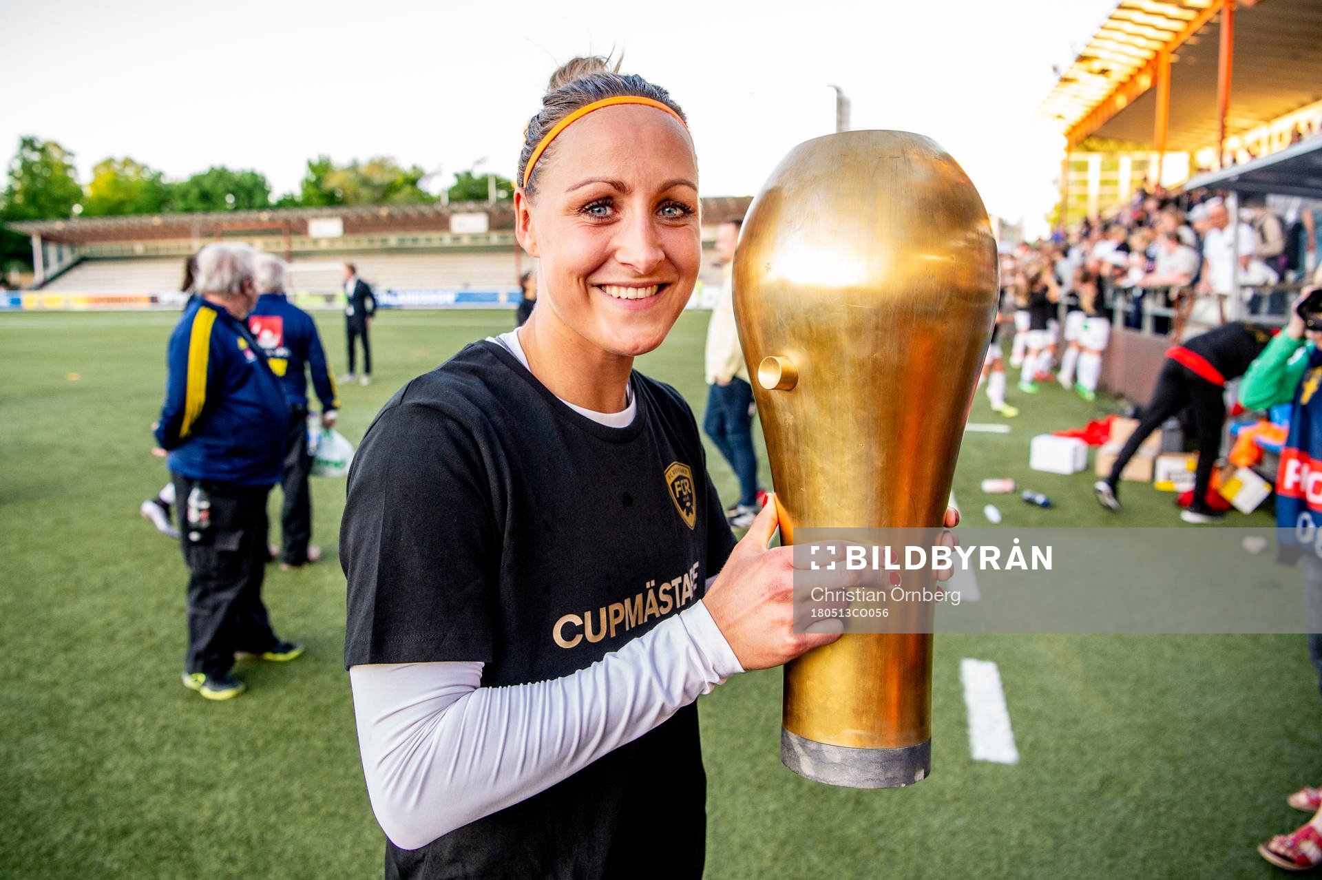 Rosengårds Sanne Troelsgaard Nielsen jublar med pokalen