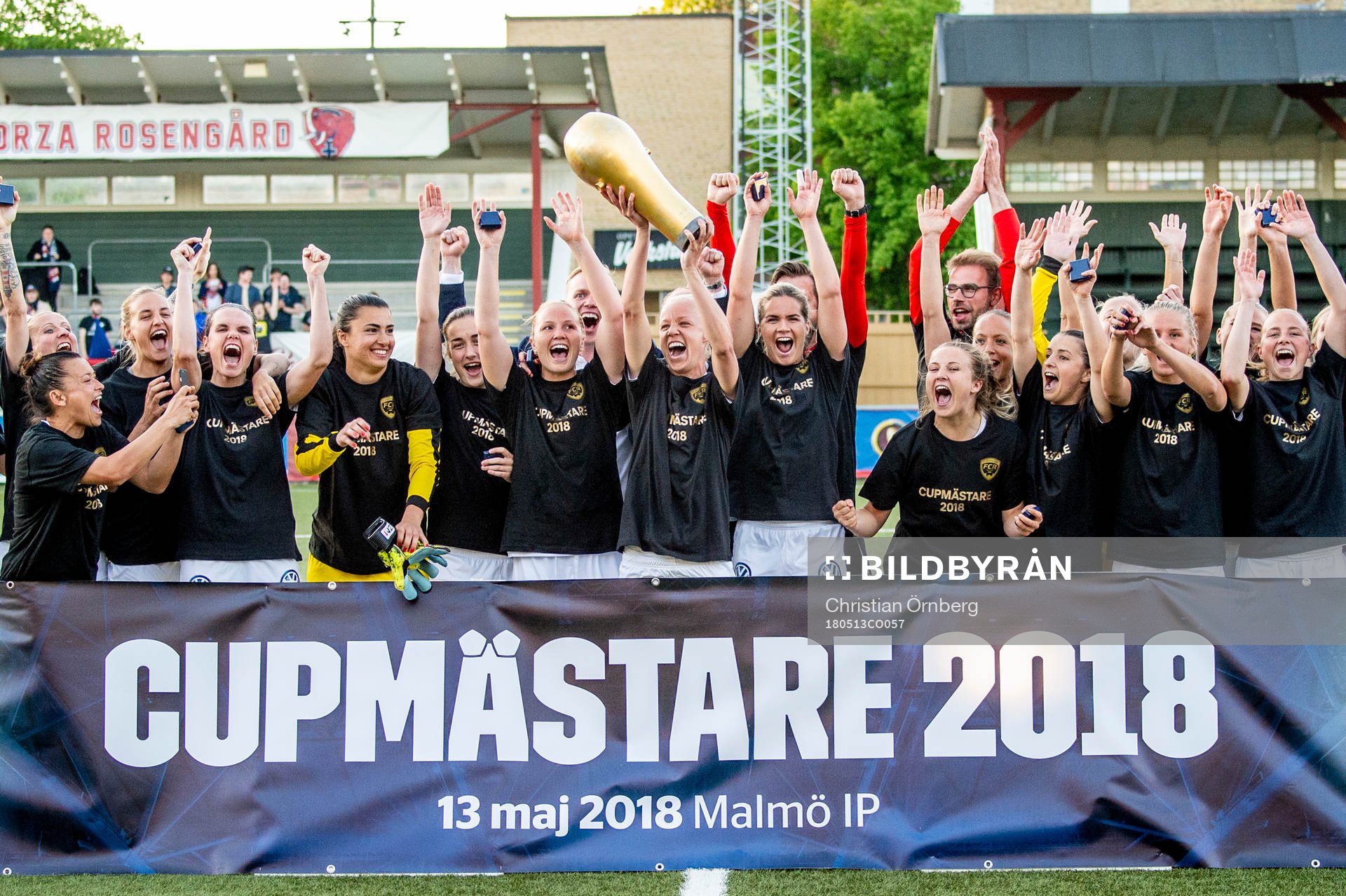 Rosengård Caroline Seger höjer pokalen och jublar med