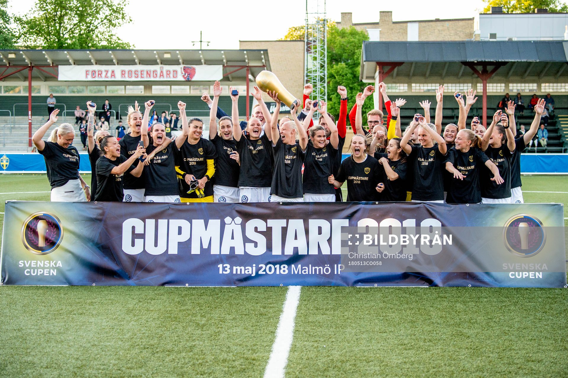 Rosengård Caroline Seger höjer pokalen och jublar med