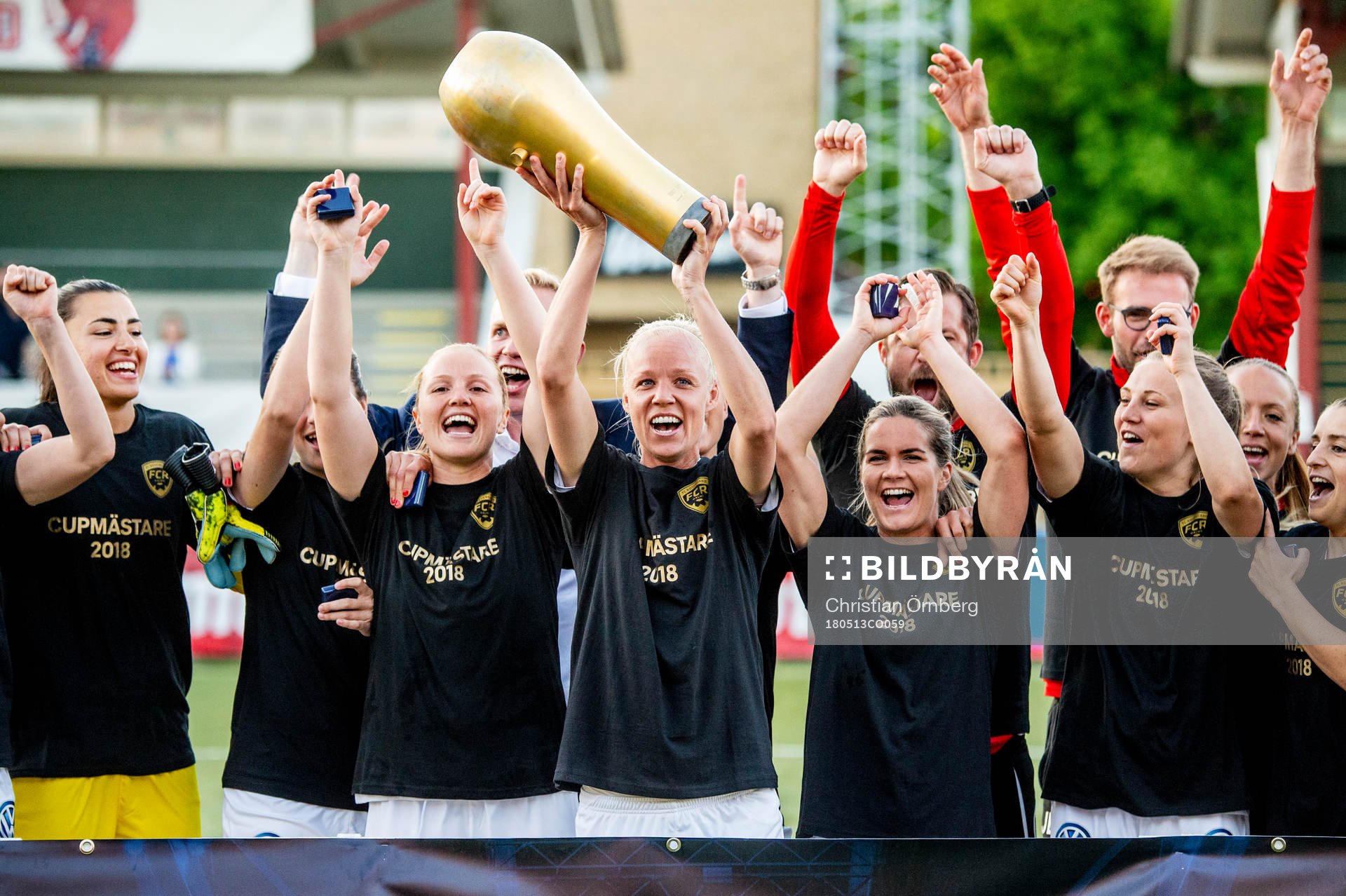 Rosengård Caroline Seger höjer pokalen och jublar med