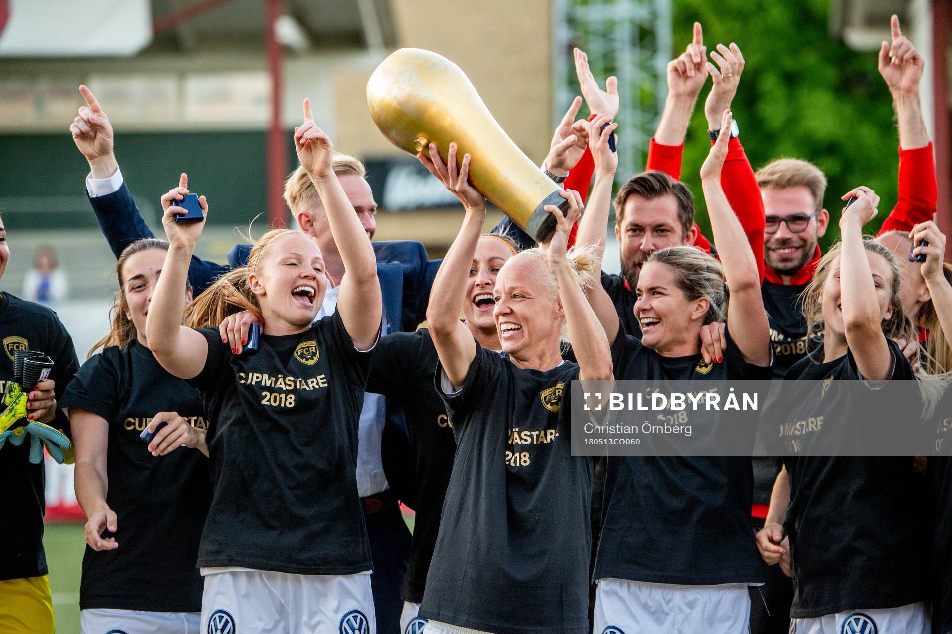 Rosengård Caroline Seger höjer pokalen och jublar med