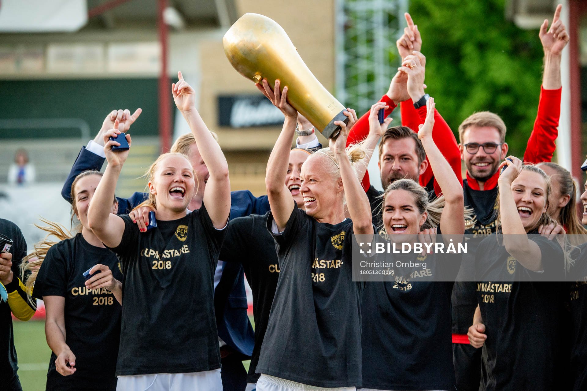Rosengård Caroline Seger höjer pokalen och jublar med