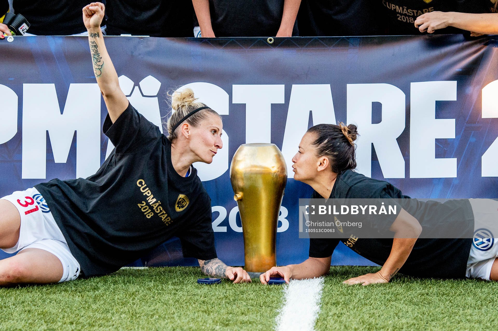 Rosengård Anja Mittag och Alexandra Lowe Riley med pokalen