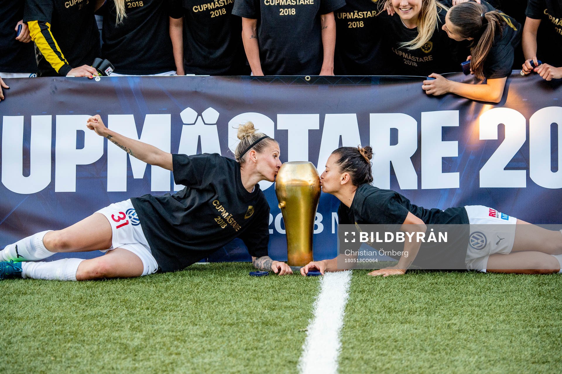 Rosengård Anja Mittag och Alexandra Lowe Riley med pokalen