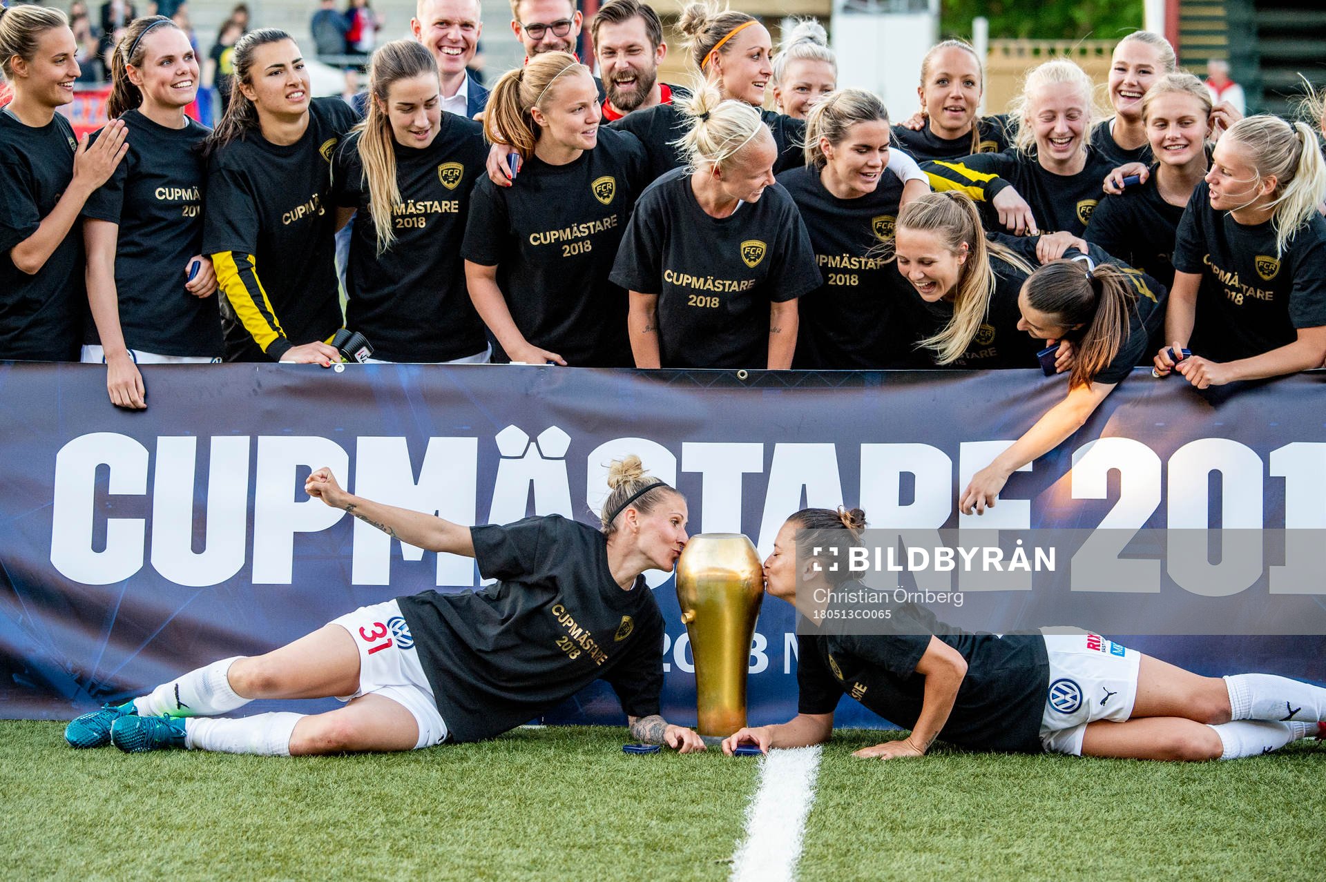 Rosengård Anja Mittag och Alexandra Lowe Riley med pokalen