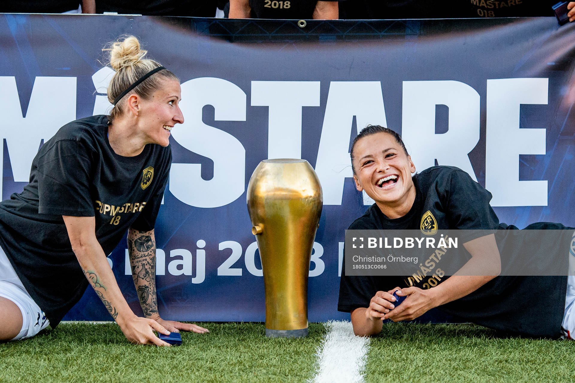 Rosengård Anja Mittag och Alexandra Lowe Riley med pokalen