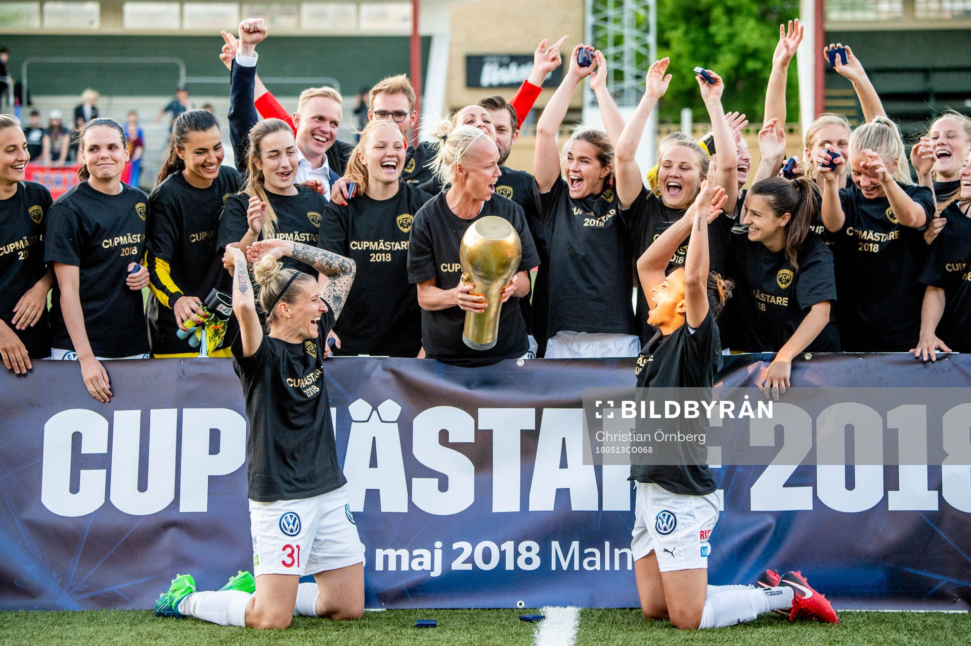 Rosengård Anja Mittag och Alexandra Lowe Riley med pokalen