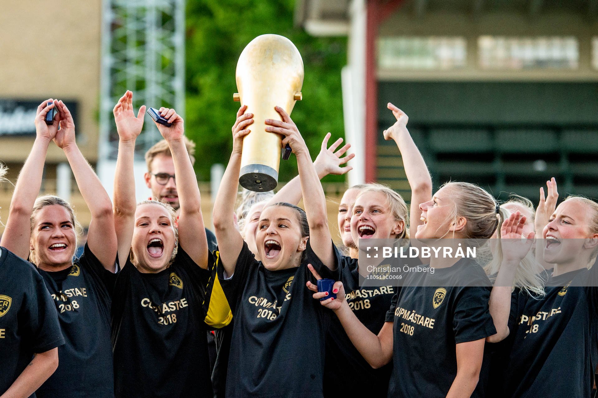 Rosengård Iva Landeka höjer pokalen och jublar med lagkamraterna efter segern i Svenska Cupen för damer mellan Rosengård och Linköping den 13 maj 2018 i Malmö.
