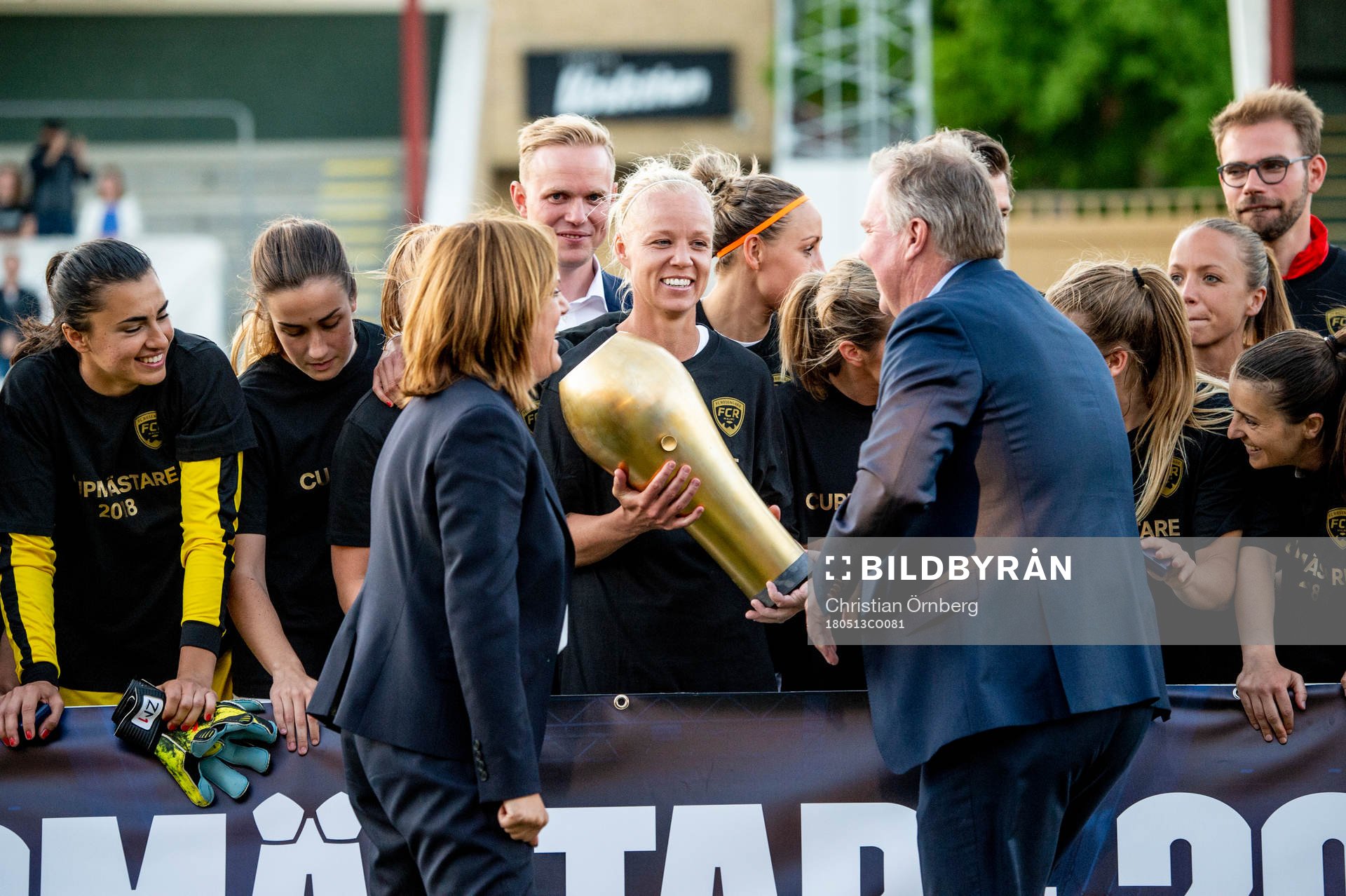 Rosengårds Caroline Seger tar emot pokalen av Svenska Fotbollsförbundets ordförande Karl-Erik Nilssonoch Elitfotboll Dams ordförande Annika Grälls efter finalen i Svenska Cupen för damer mellan Rosengård och Linköping den 13 maj 2018 i Malmö.