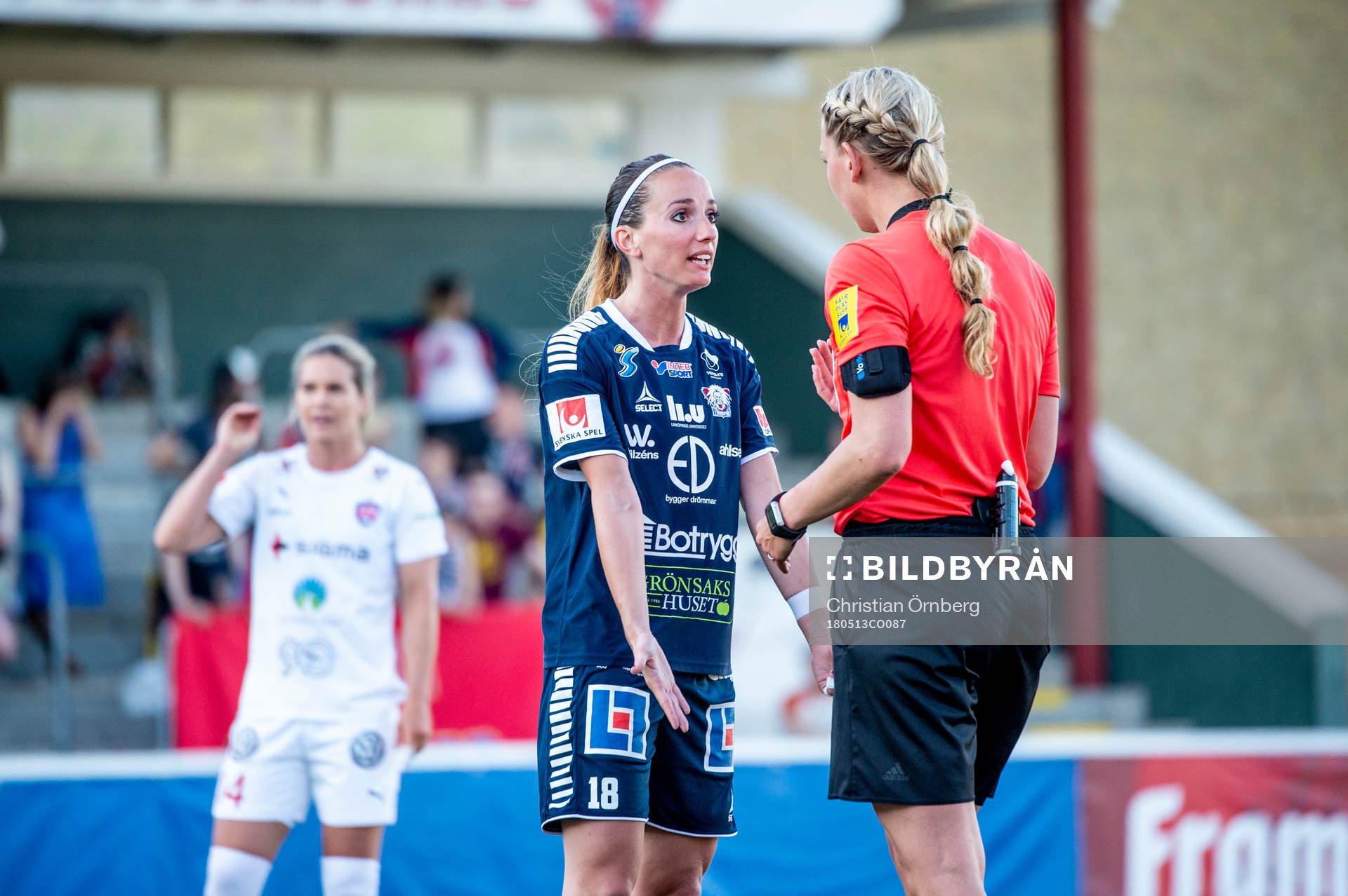 Linköpings Kosovare Asllani är upprörd på domaren Tess