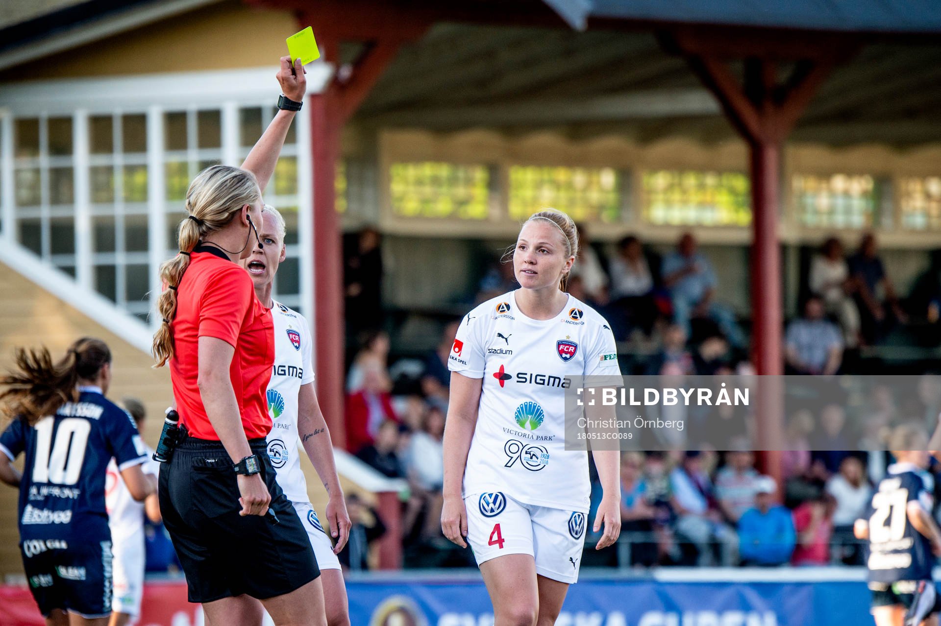 Domaren Tess Olofsson ger Rosengårds Glodis Perla