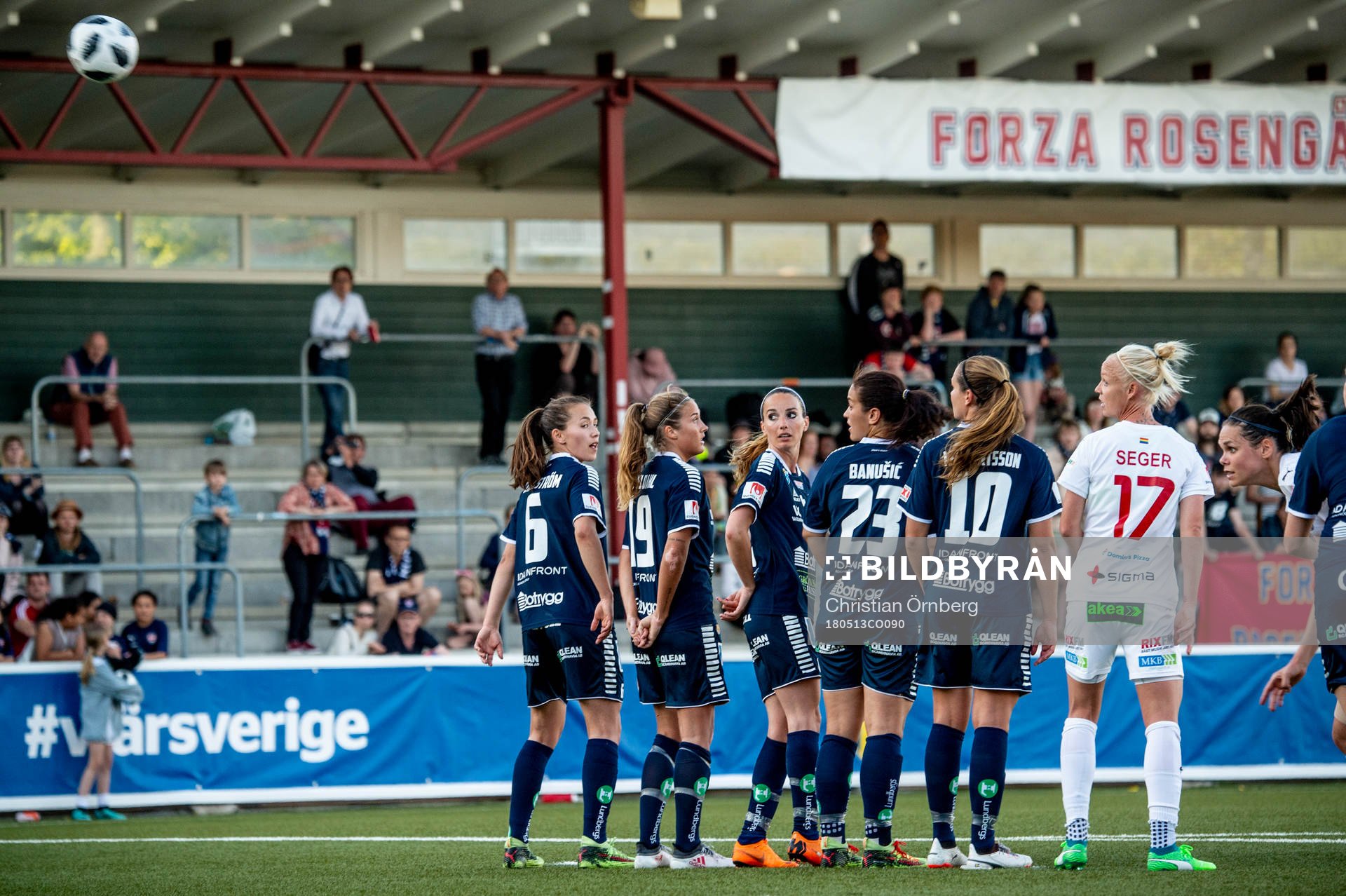 Linköpings Kosovare Asllani i muren följer bollen