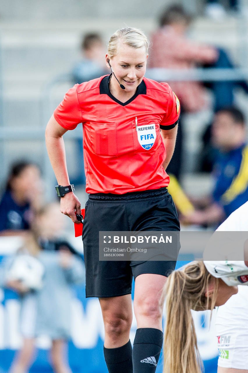 Domaren Tess Olofsson med det röda kortet