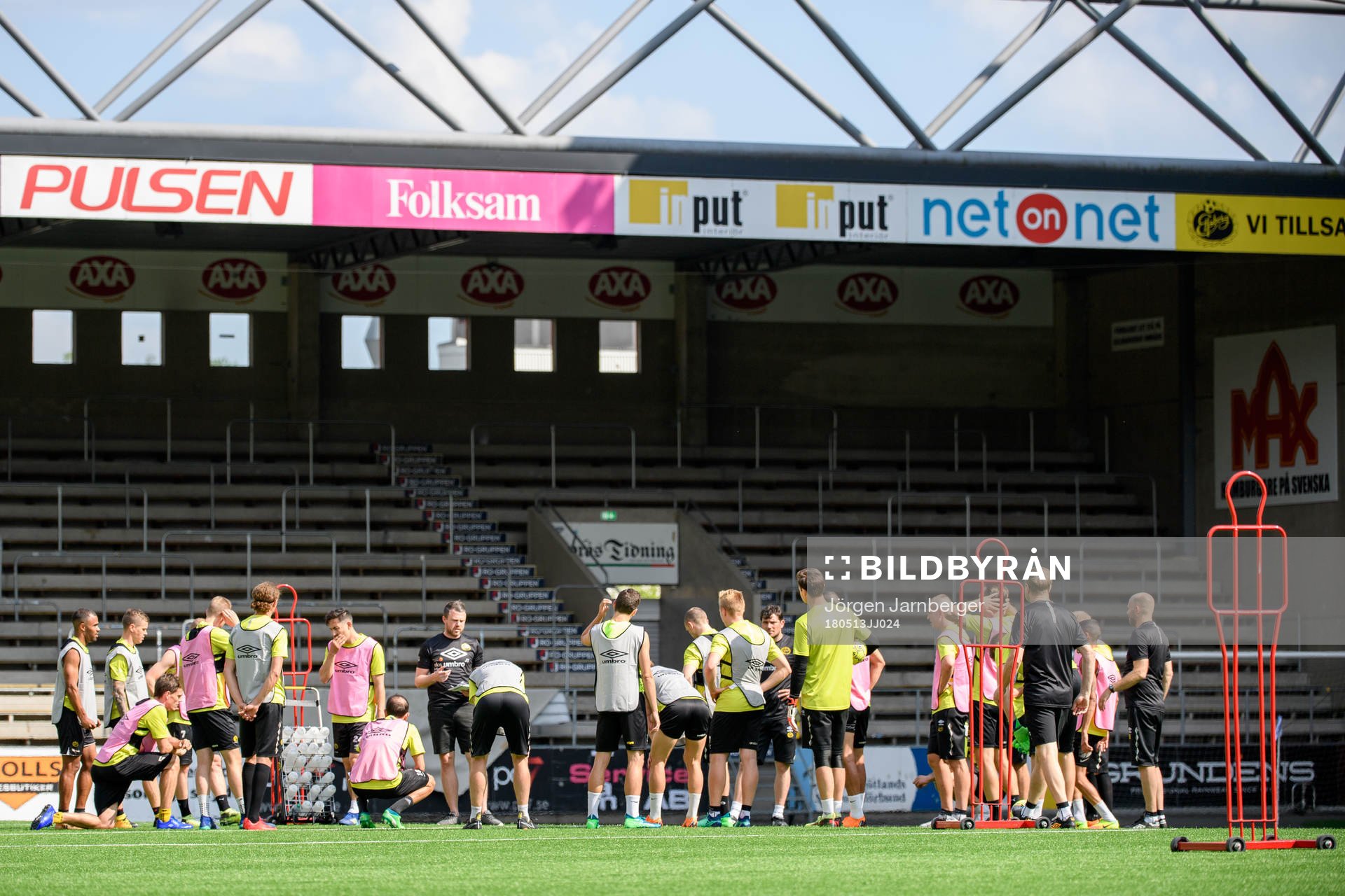 Spelarna samlade för genomgång under det Allsvenska fotbollslaget Elfsborgs träning den 13 maj 2018 i Borås.