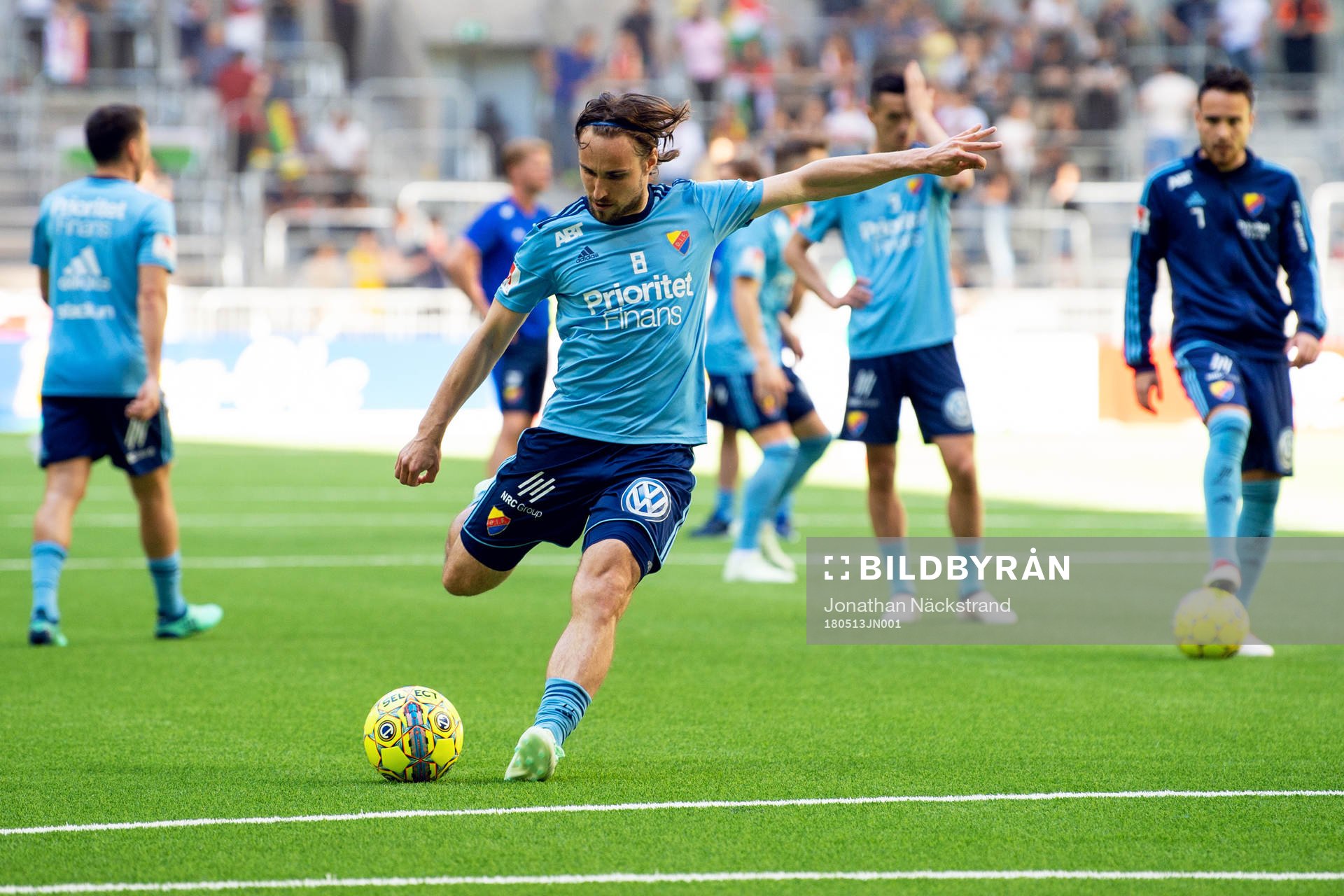 Djurgårdens Kevin Walker värmer upp