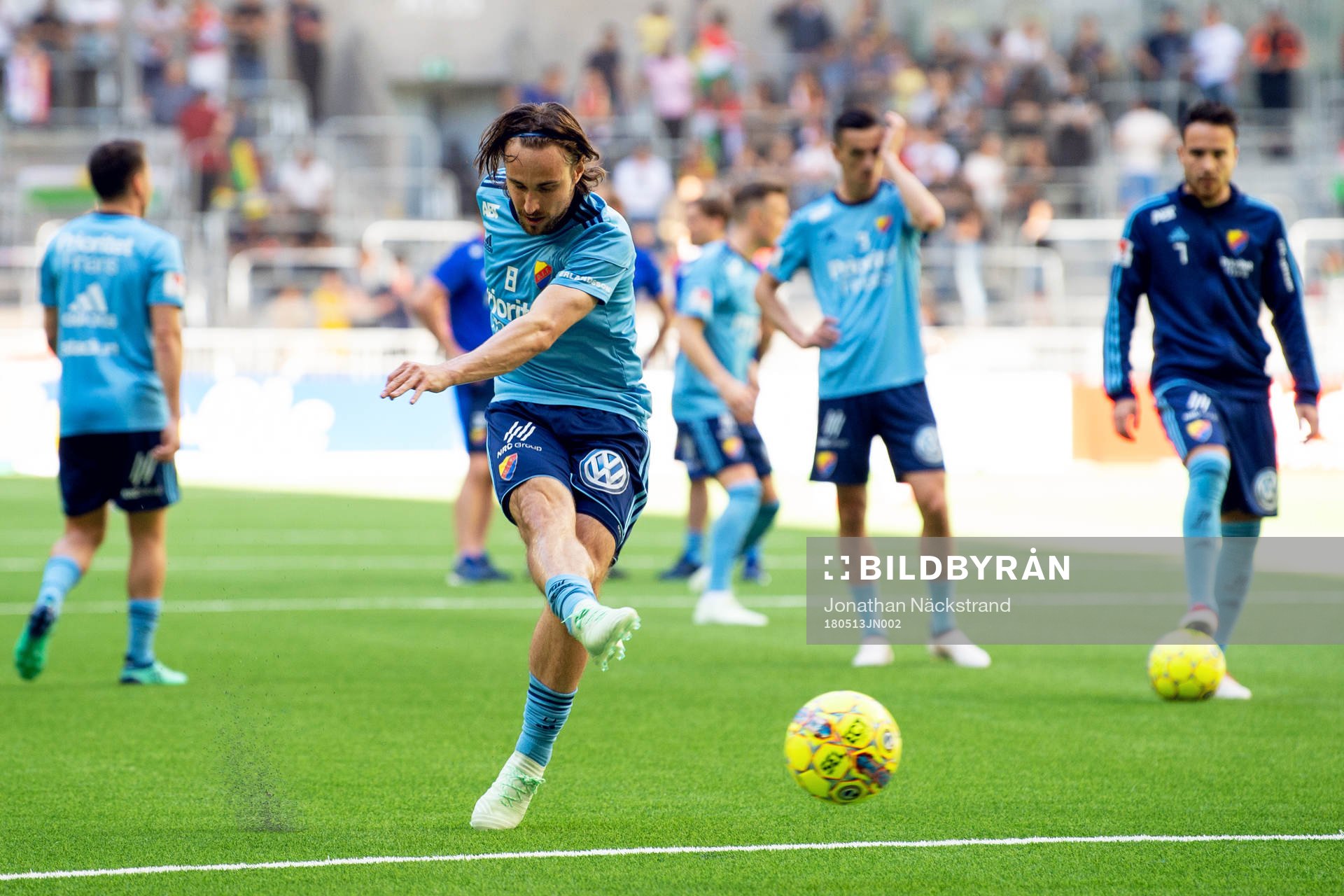 Djurgårdens Kevin Walker värmer upp