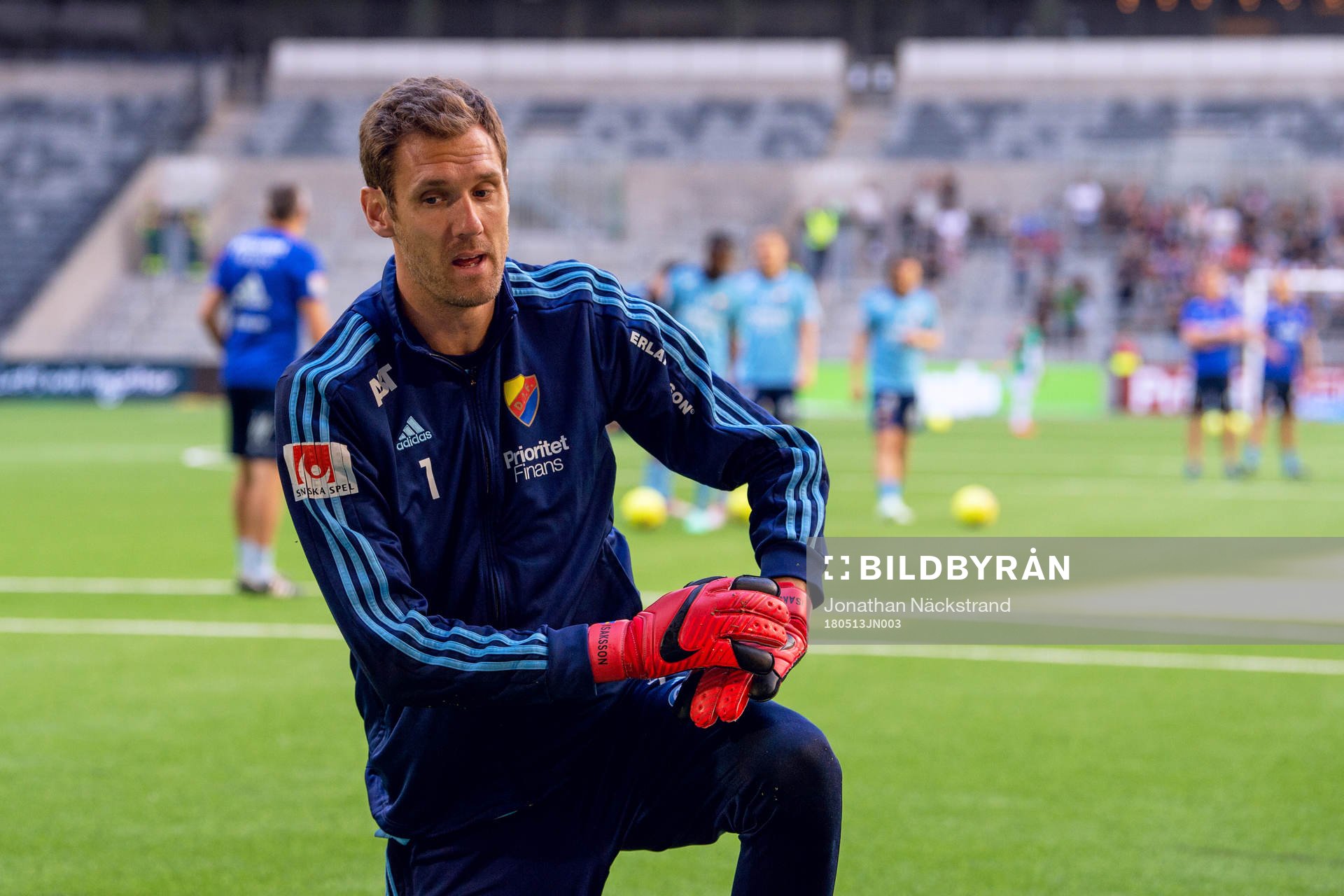 Djurgårdens målvakt Andreas Isaksson värmer upp