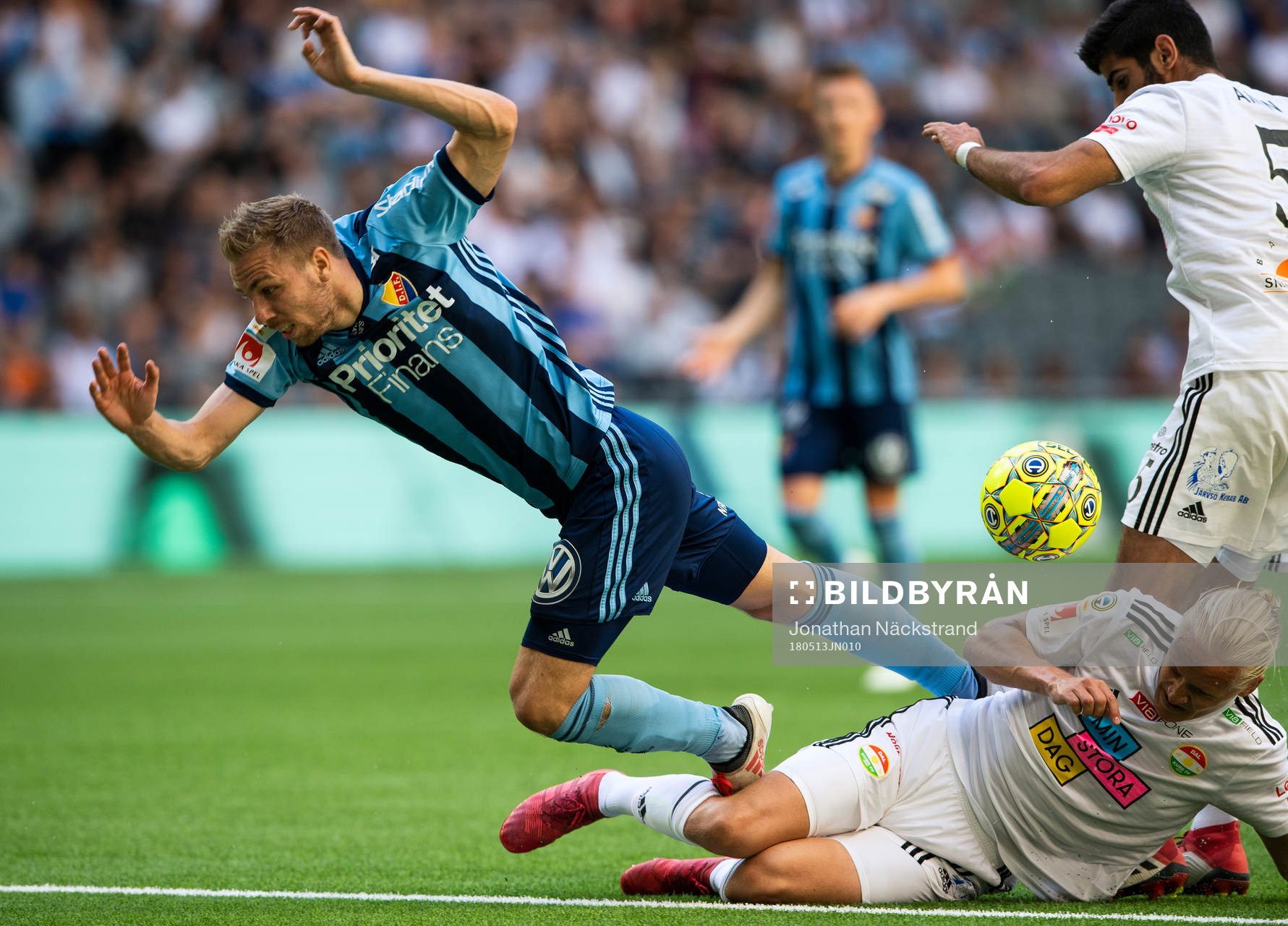 Djurgårdens Jonathan Ring (v) i kamp med Dalkurds Henrik Löfkvist under fotbollsmatchen i Allsvenskan mellan Djurgården och Dalkurd den 13 Maj 2018 i Stockholm.