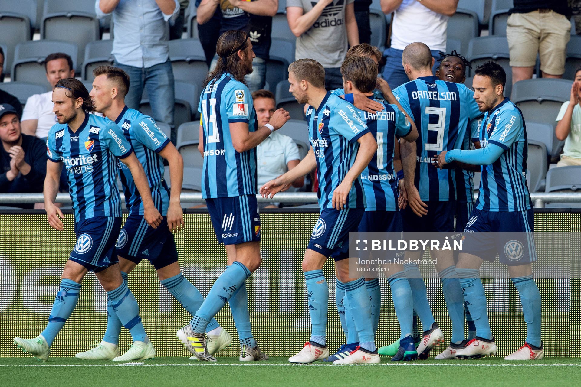 Djurgårdens Philana Tinotenda Kadewere jublar med lagkamrater efter 1-0 under fotbollsmatchen i Allsvenskan mellan Djurgården och Dalkurd den 13 Maj 2018 i Stockholm.