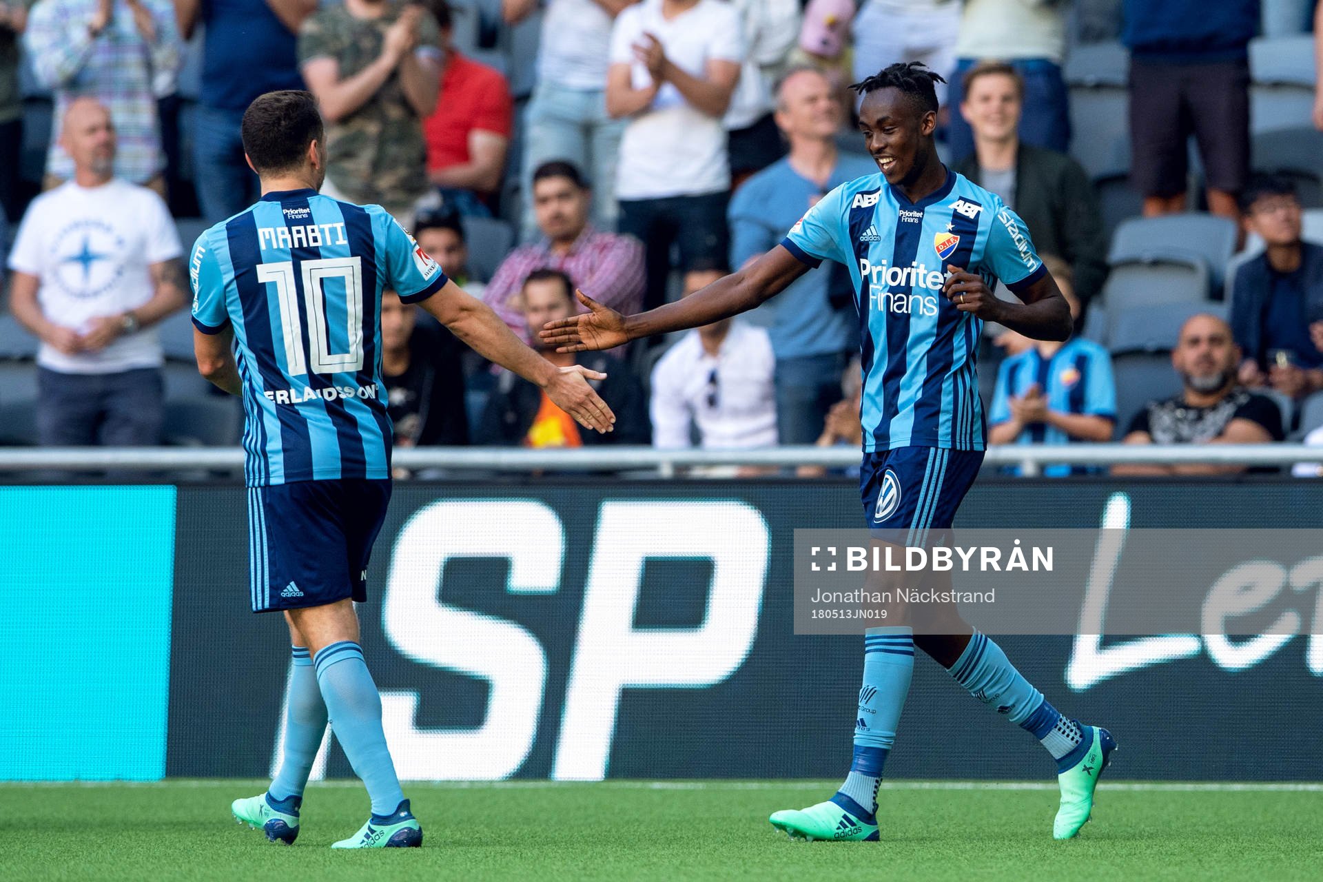 Djurgårdens Philana Tinotenda Kadewere jublar med lagkamrater efter 1-0 under fotbollsmatchen i Allsvenskan mellan Djurgården och Dalkurd den 13 Maj 2018 i Stockholm.