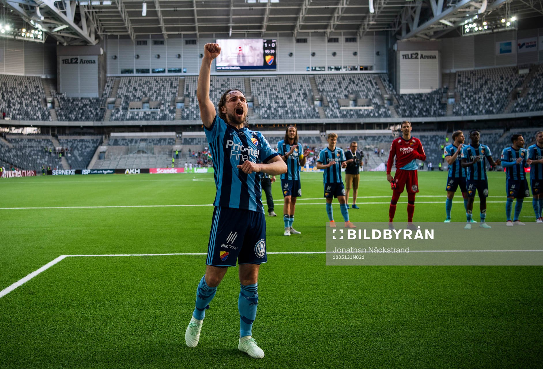 Djurgårdens Kevin Walker och övriga spelare jublar