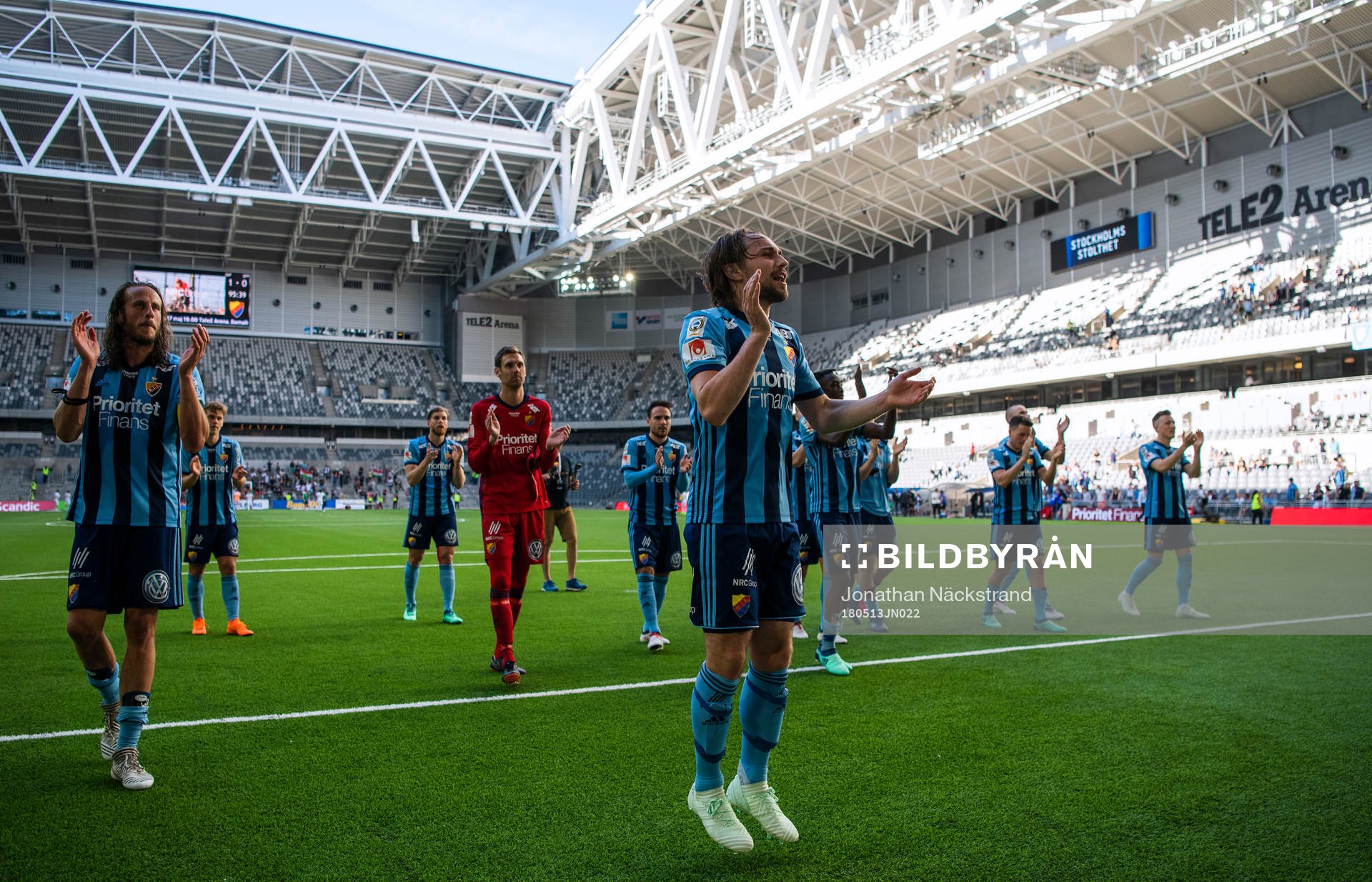 Djurgårdens Kevin Walker och övriga spelare jublar