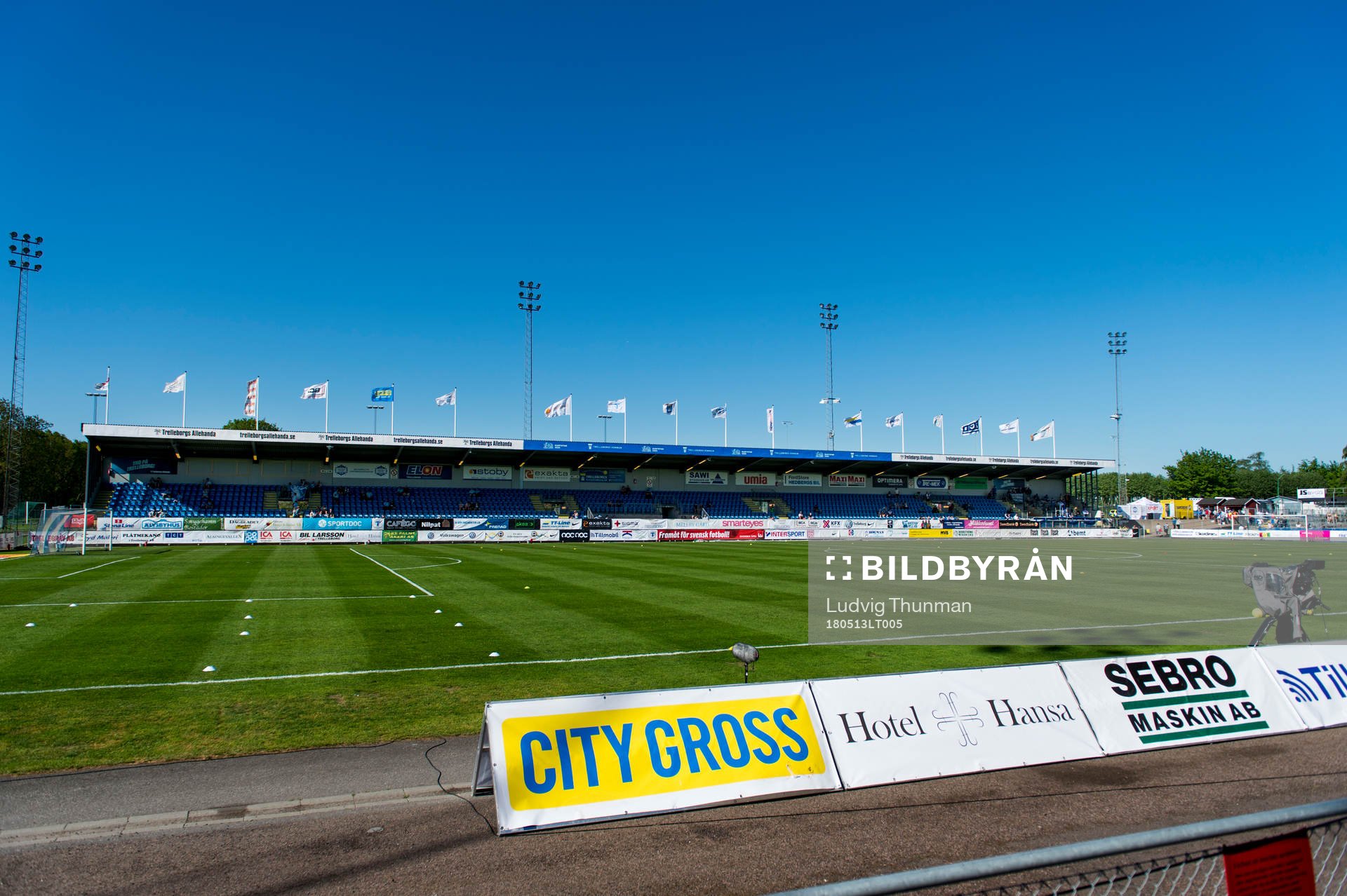 Översiktsbild över fotbollsplanen på Vångavallen