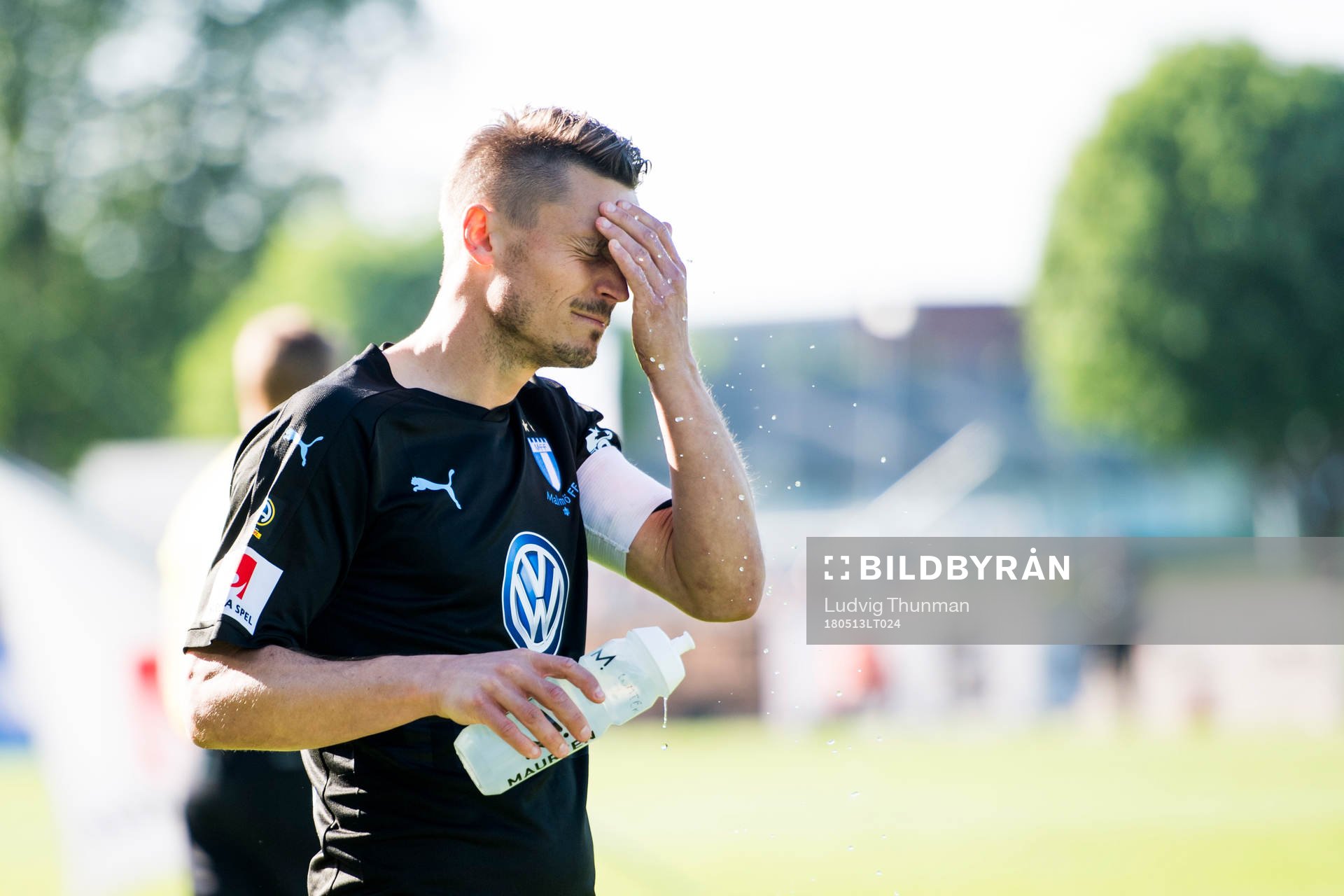 Malmö FFs Markus Rosenberg skvätter vatten på ansiktet