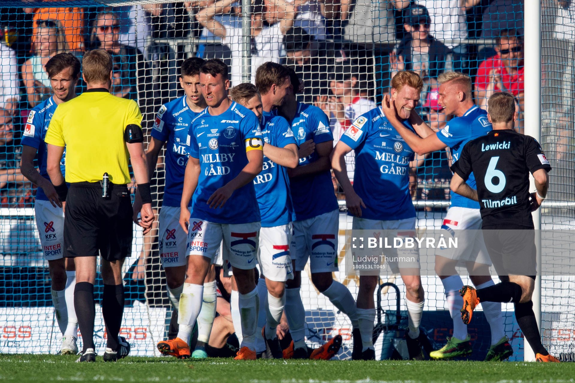 Trelleborgs Lasse Nielsen jublar med lagkamrater