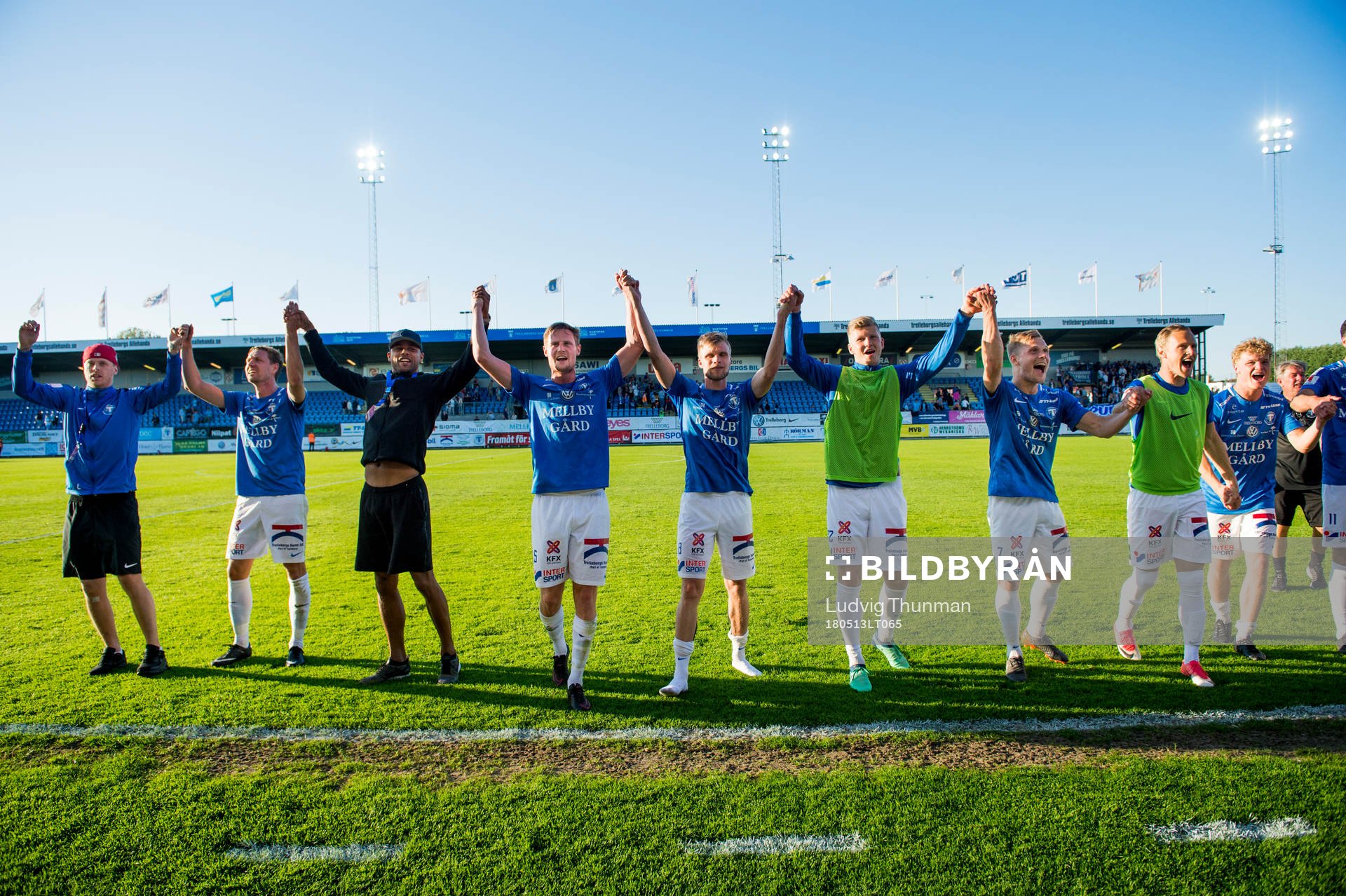 Trelleborgs spelare jublar efter segern i fotbollsmatchen i Allsvenskan mellan Trelleborg och Malmö FF den 13 maj 2018 i Trelleborg.