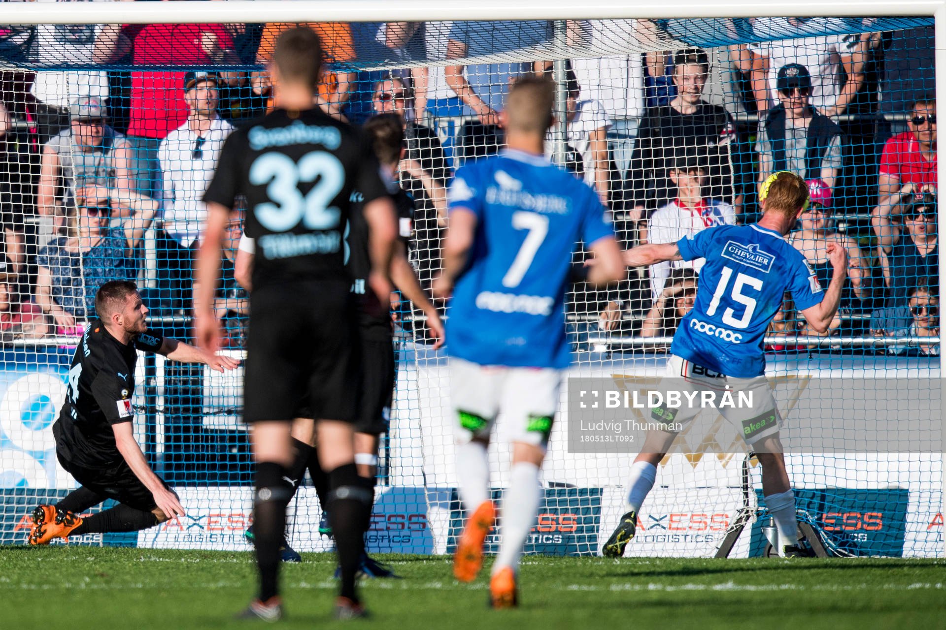 Trelleborgs Lasse Nielsen nickar in 1-0 bredvid Malmö FFs