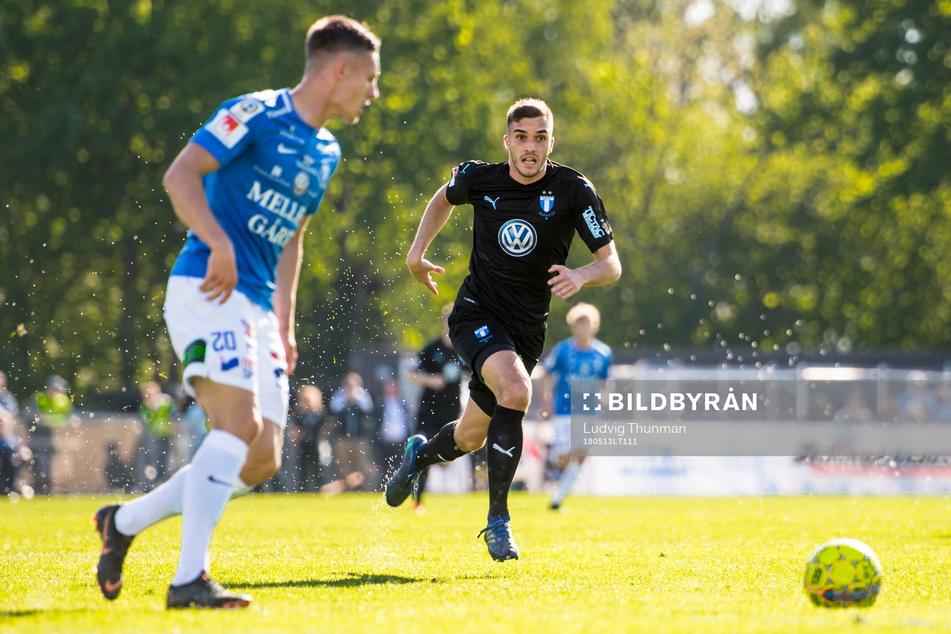 Malmö FFs Egzon Binaku jagar Trelleborgs Felix Hörberg