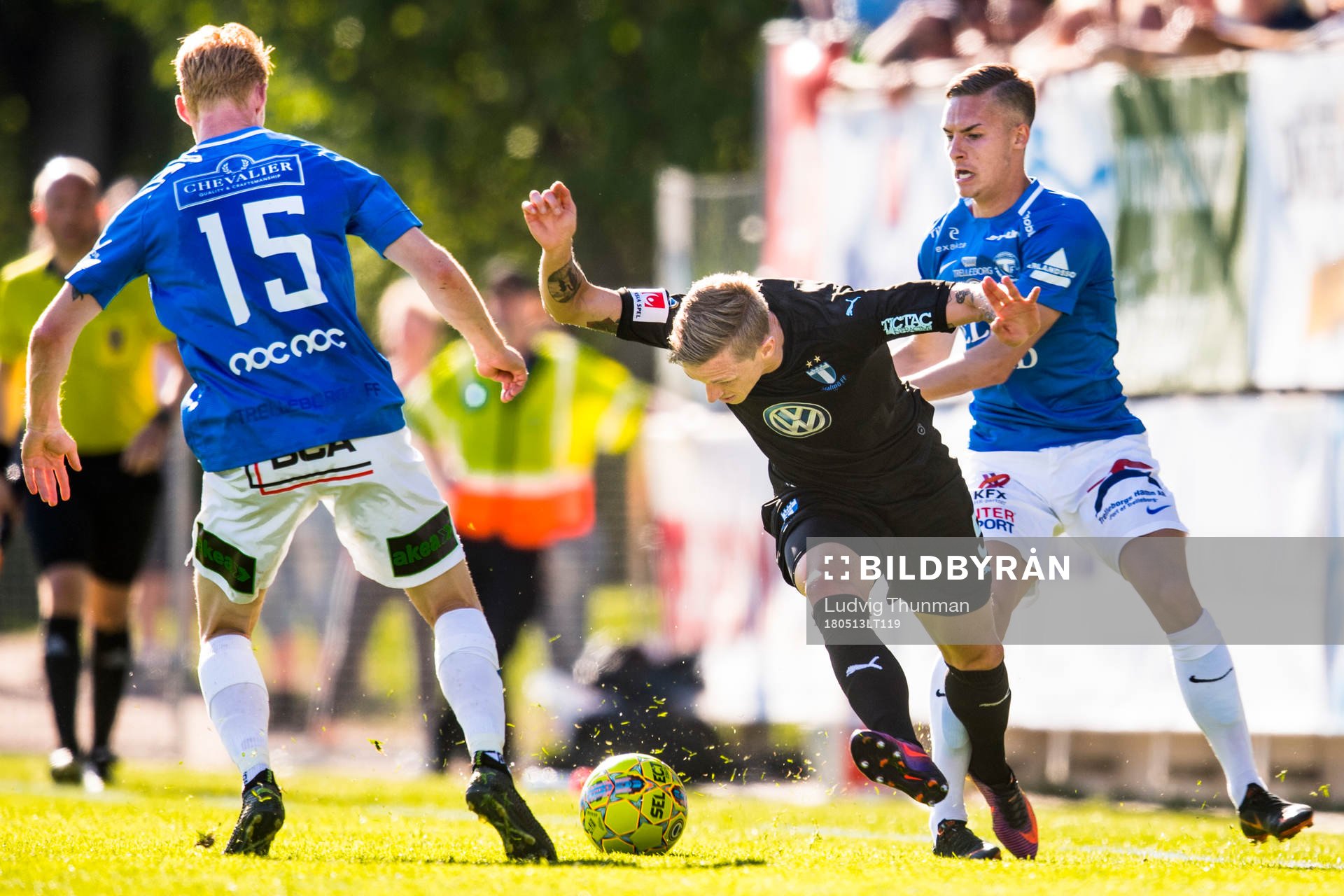 Malmö FFs Sören Rieks i kamp omm bollen med Trelleborgs
