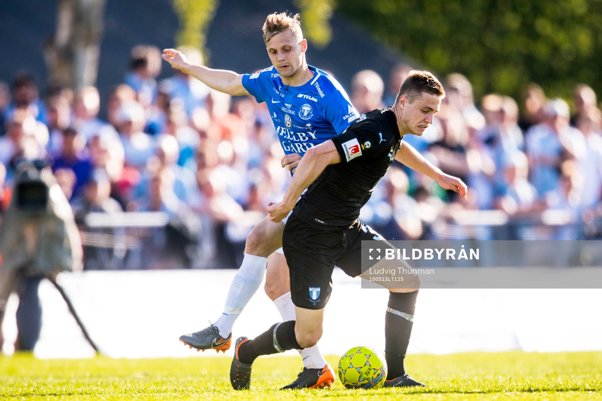 Malmö FFs Mattias Svanberg i kamp om bollen med Trelleborgs Erik Andersson under fotbollsmatchen i Allsvenskan mellan Trelleborg och Malmö FF den 13 maj 2018 i Trelleborg.