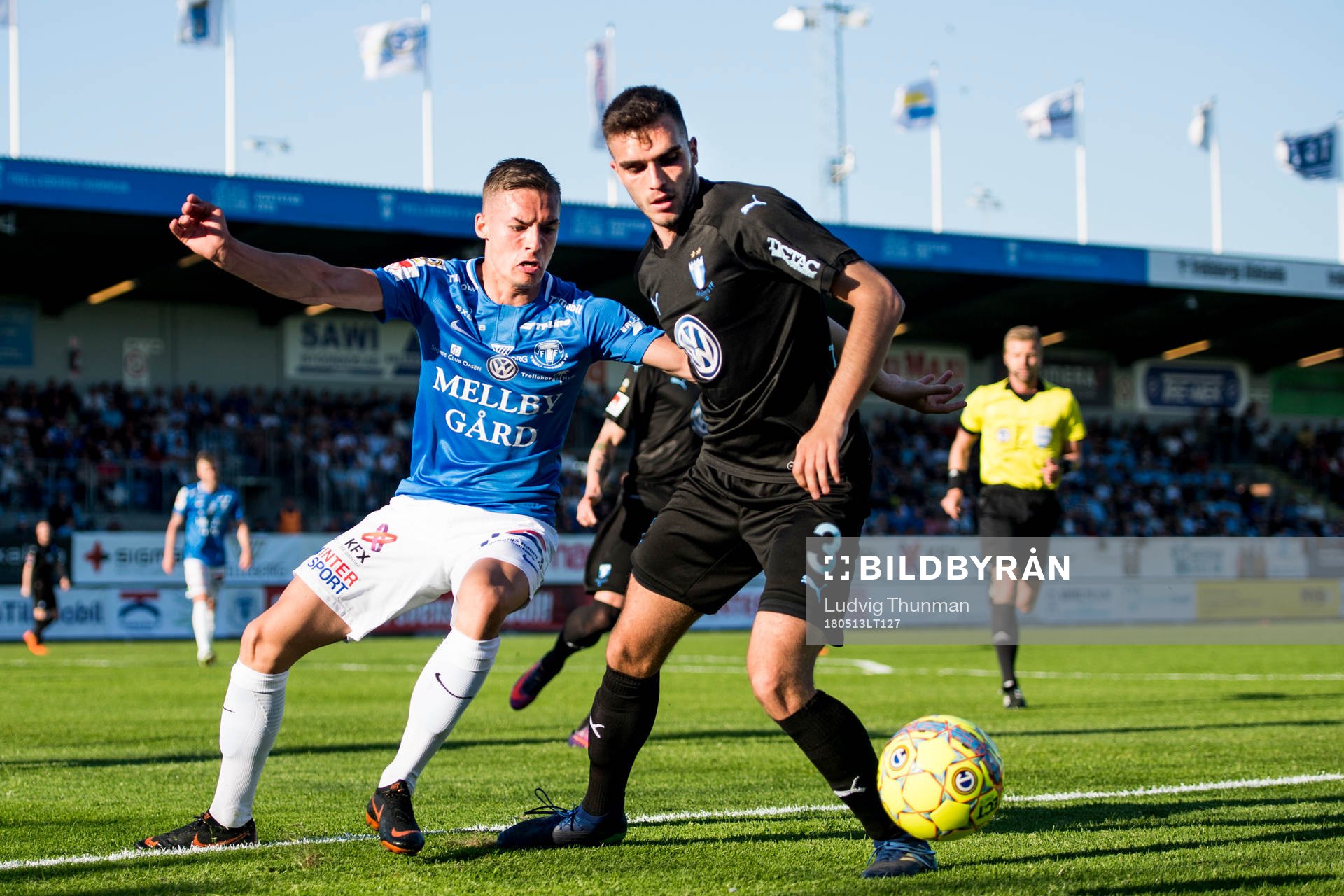 Trelleborgs Felix Hörberg i kamp om bollen med Malmö FFs