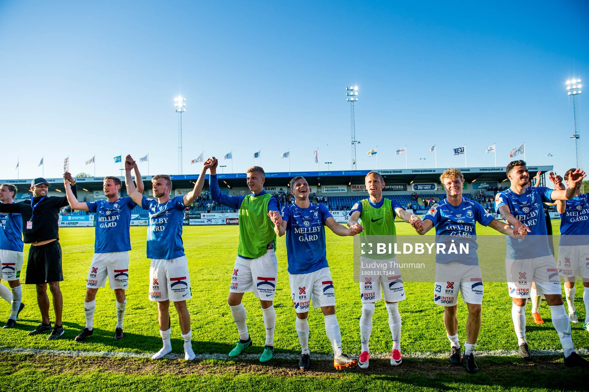 Trelleborgs spelare jublar mot publiken