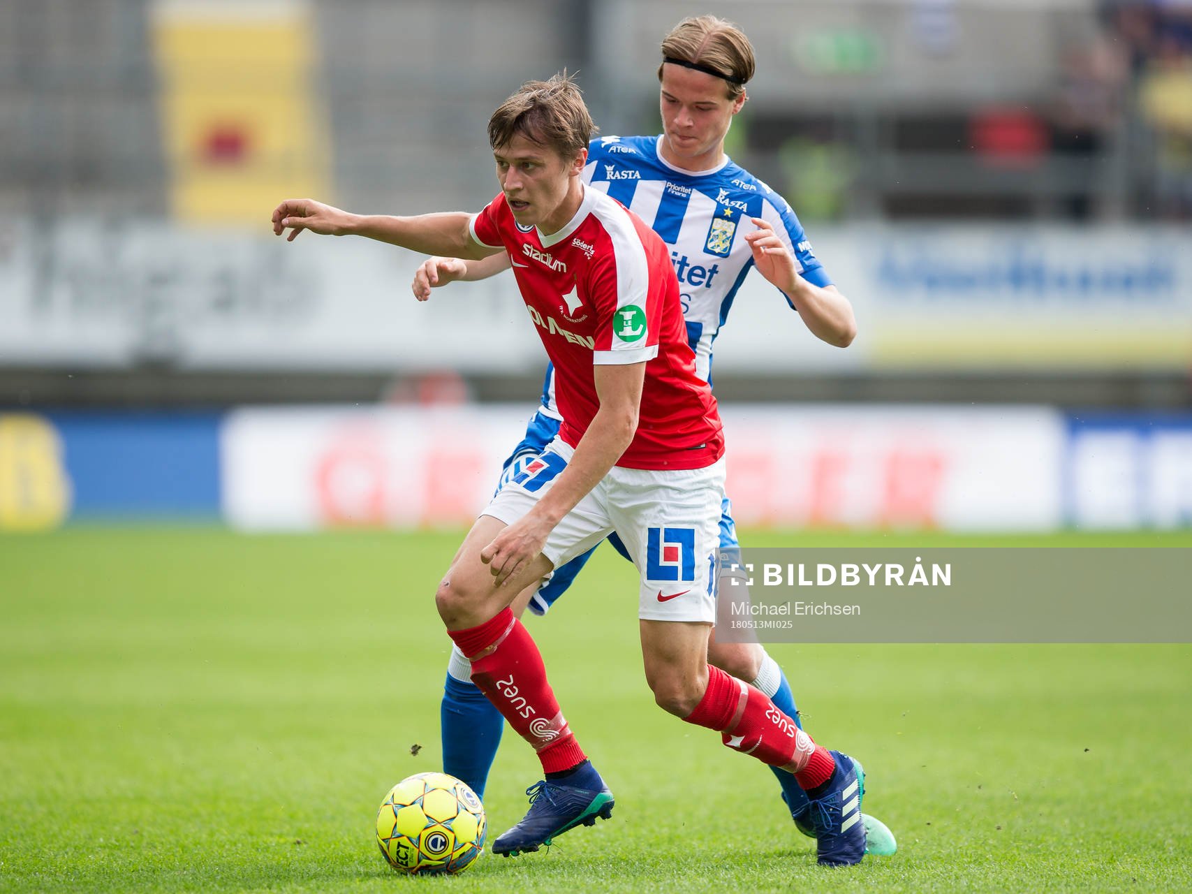Norrköpings Simon Thern med bollen före IFK Göteborgs