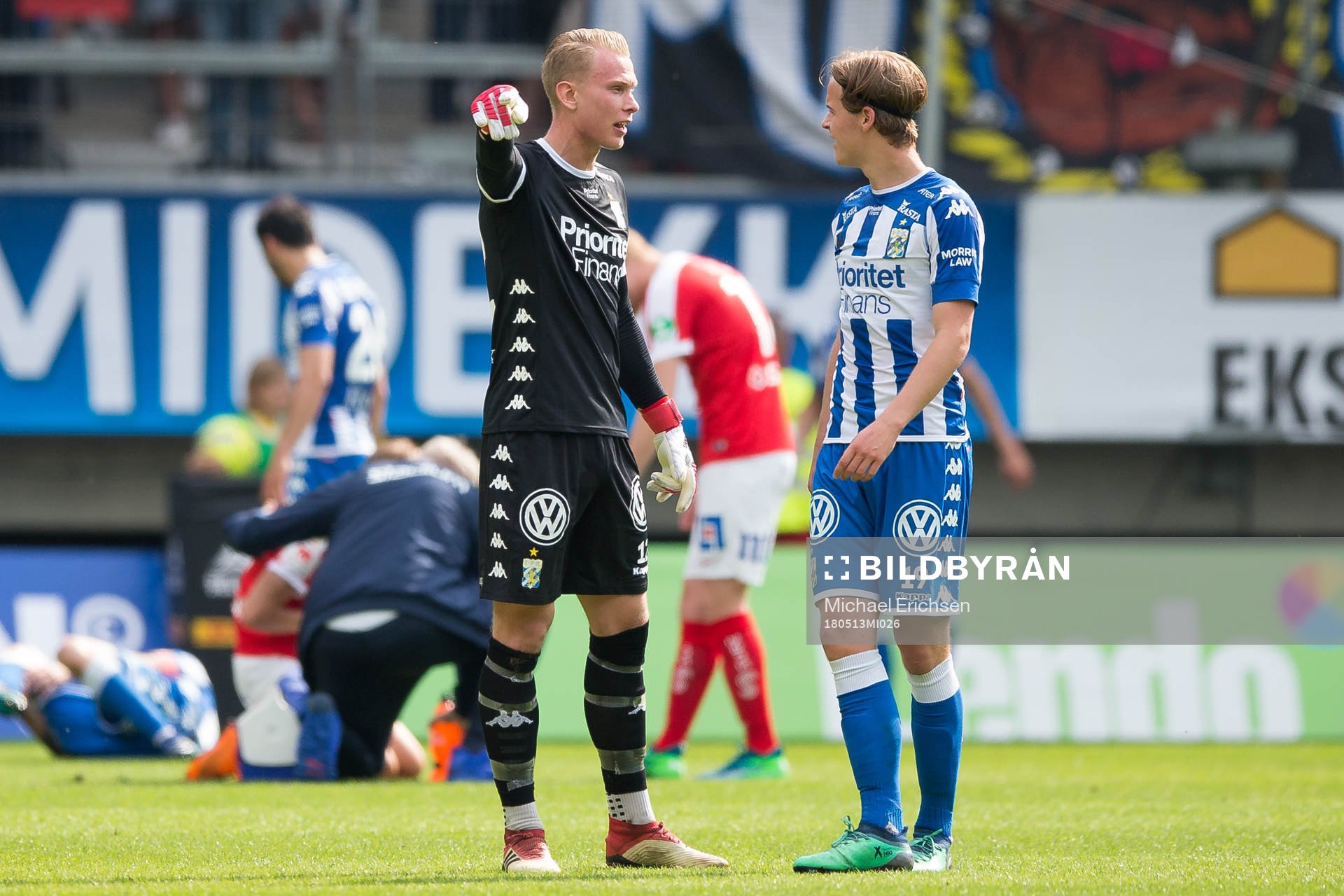 IFK Göteborgs målvakt Pontus Dahlberg i diskussion med