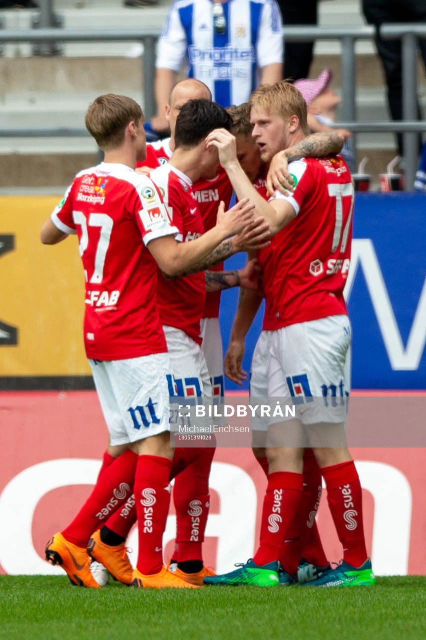 Norrköpings Kalle Holmberg jublar med lagkamrater