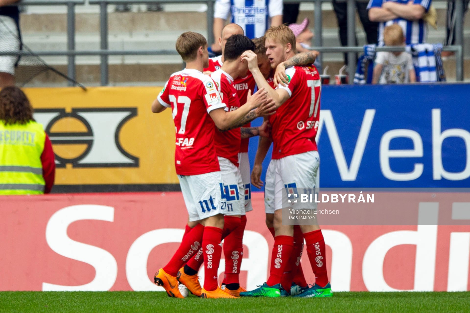 Norrköpings Kalle Holmberg jublar med lagkamrater
