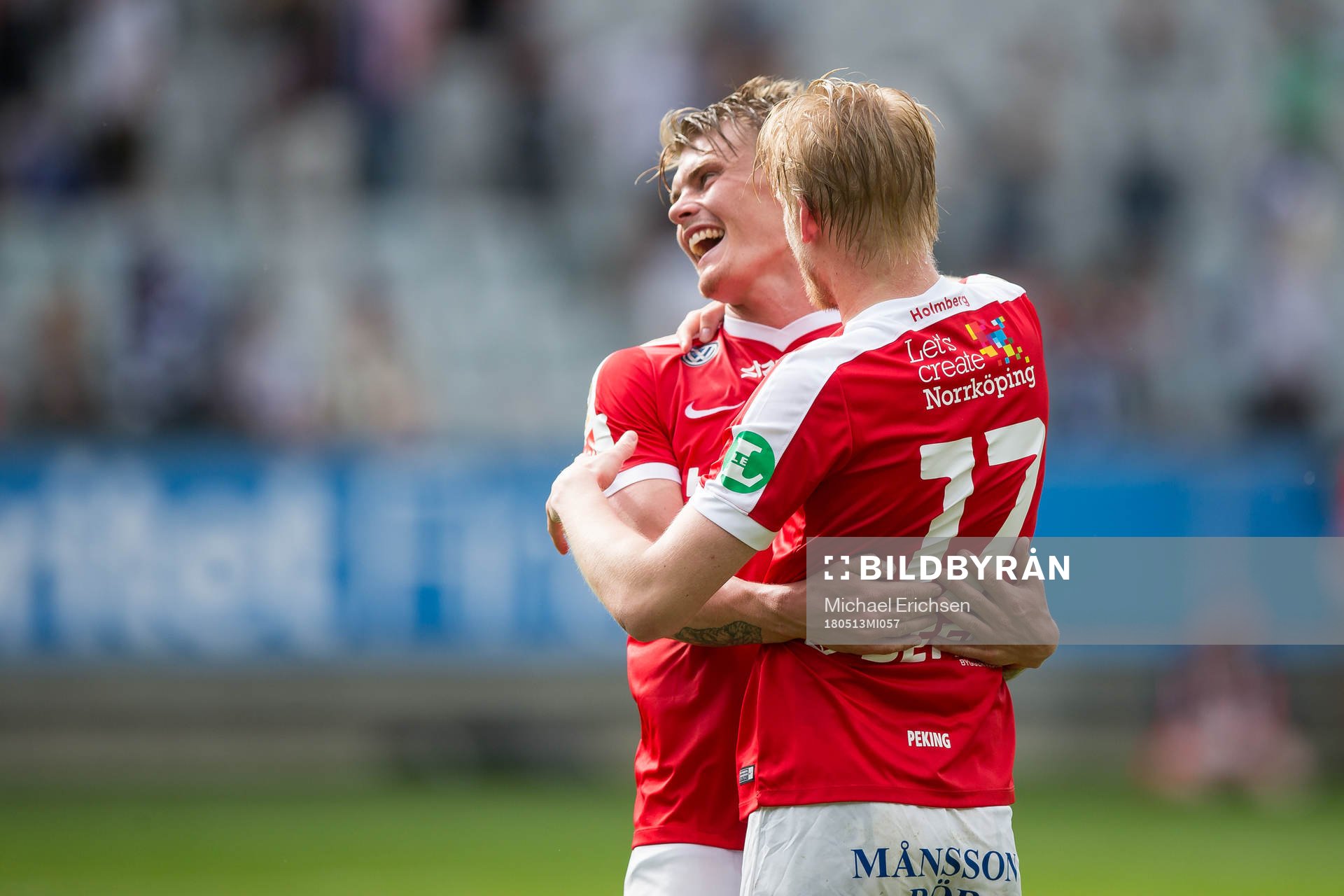 Norrköpings Kalle Holmberg jublar med lagkamrat