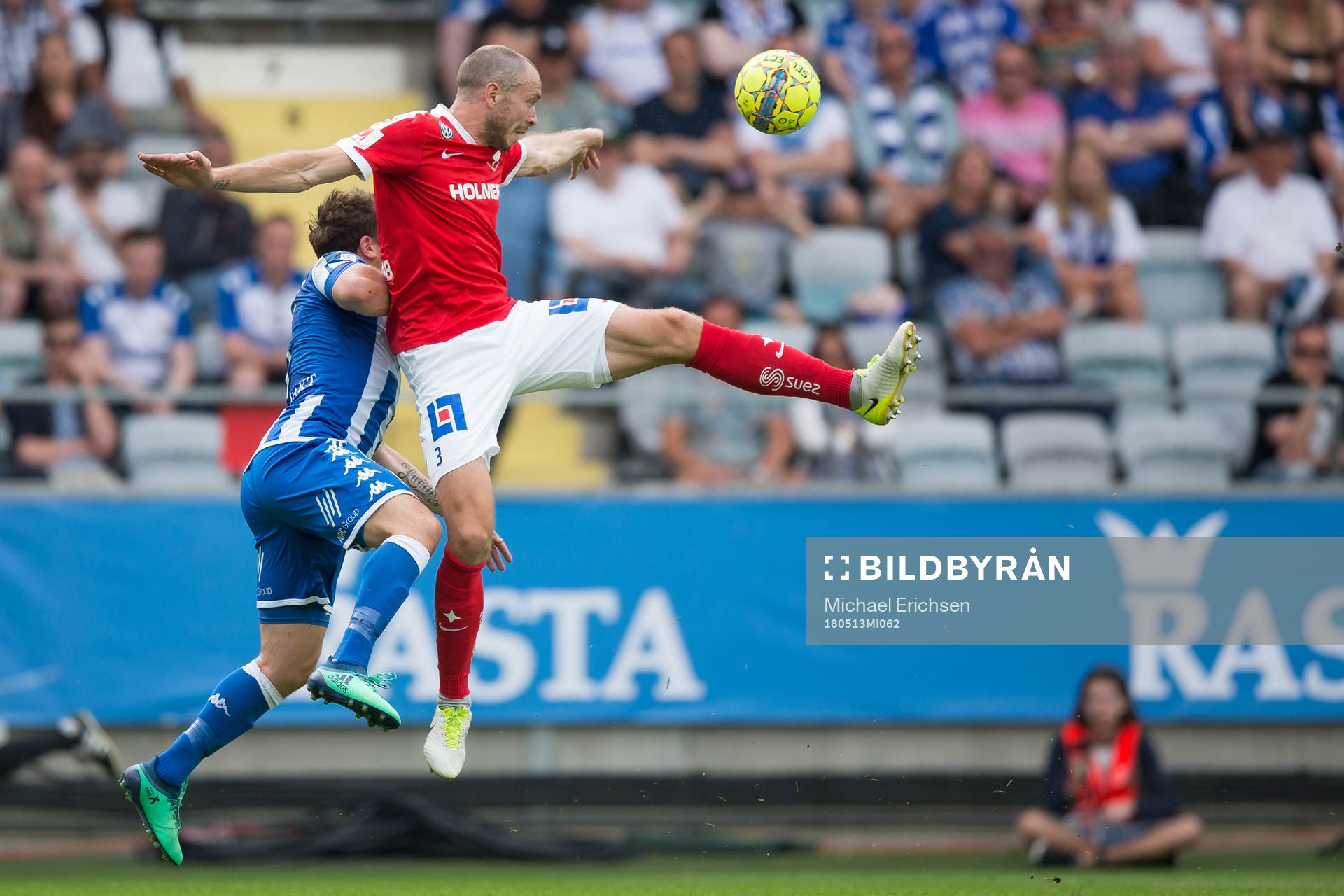 Norrköpings Jón Gudni Fjóluson i nickduell med IFK