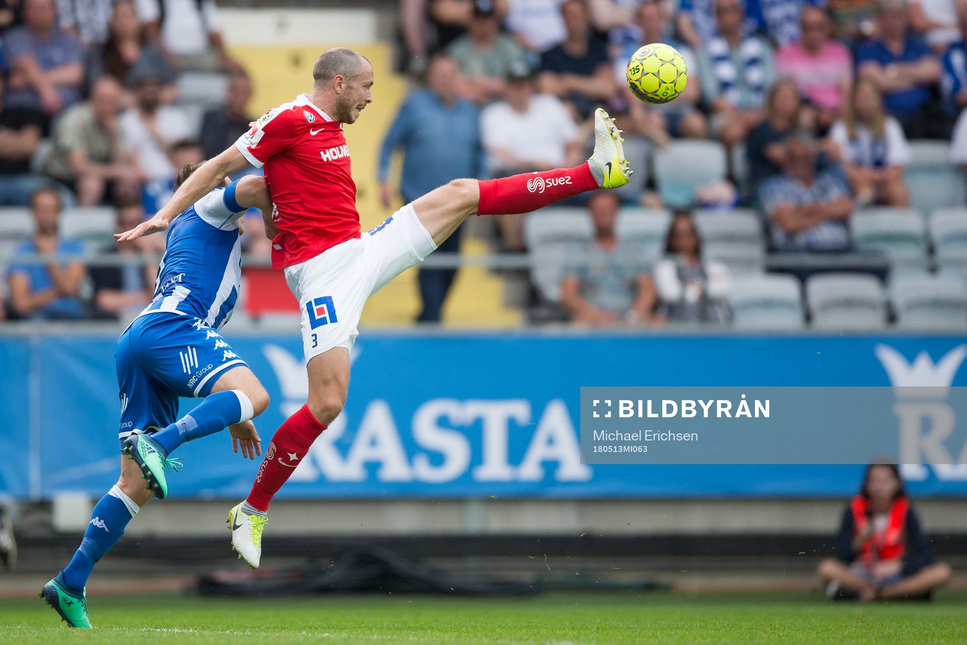 Norrköpings Jón Gudni Fjóluson i nickduell med IFK