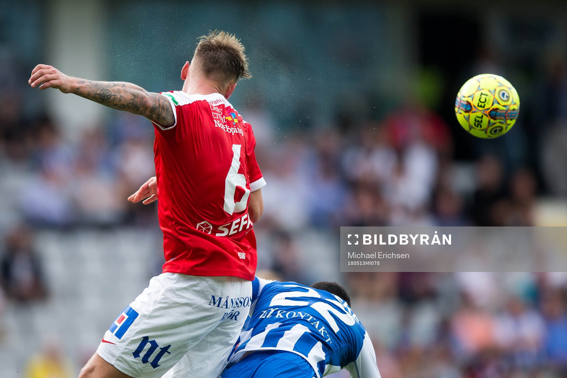 Norrköpings Linus Wahlqvist vinner en nickduell mot IFK